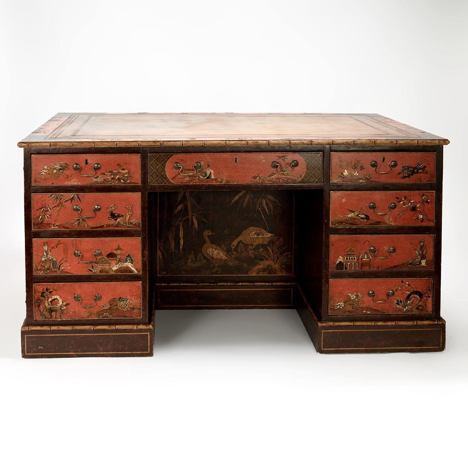 Impresionante escritorio Jorge III del siglo XVIII fabricado en maderas nobles con la tapa original de cuero marrón labrado sobre una caja con nueve cajones delante y doce detrás, con atrevidas escenas de chinoiserie clásica pintadas a mano en