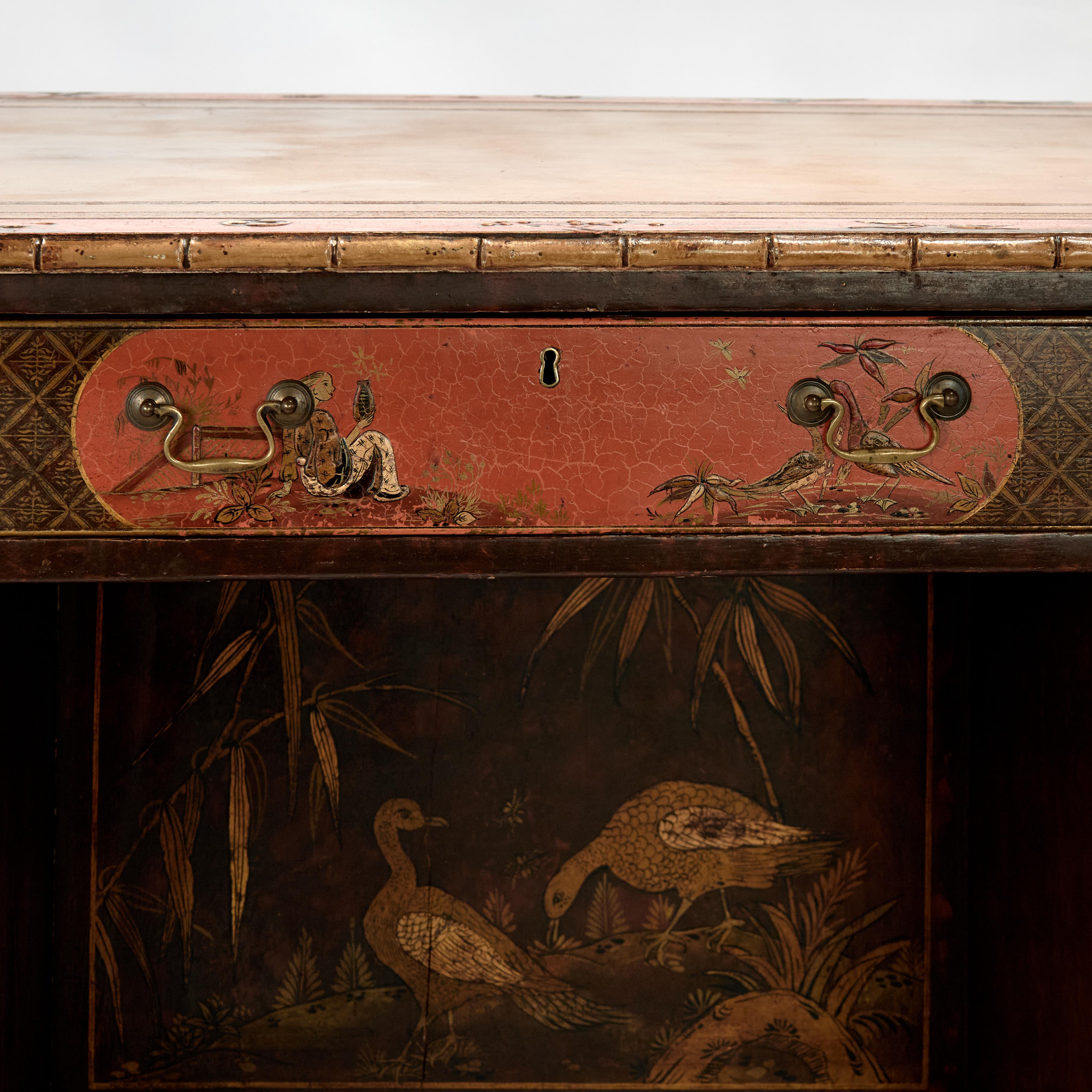 Escritorio antiguo Jorge III Chinoiserie inglesa con tapa de imitación de cuero de bambú Hecho a mano en venta