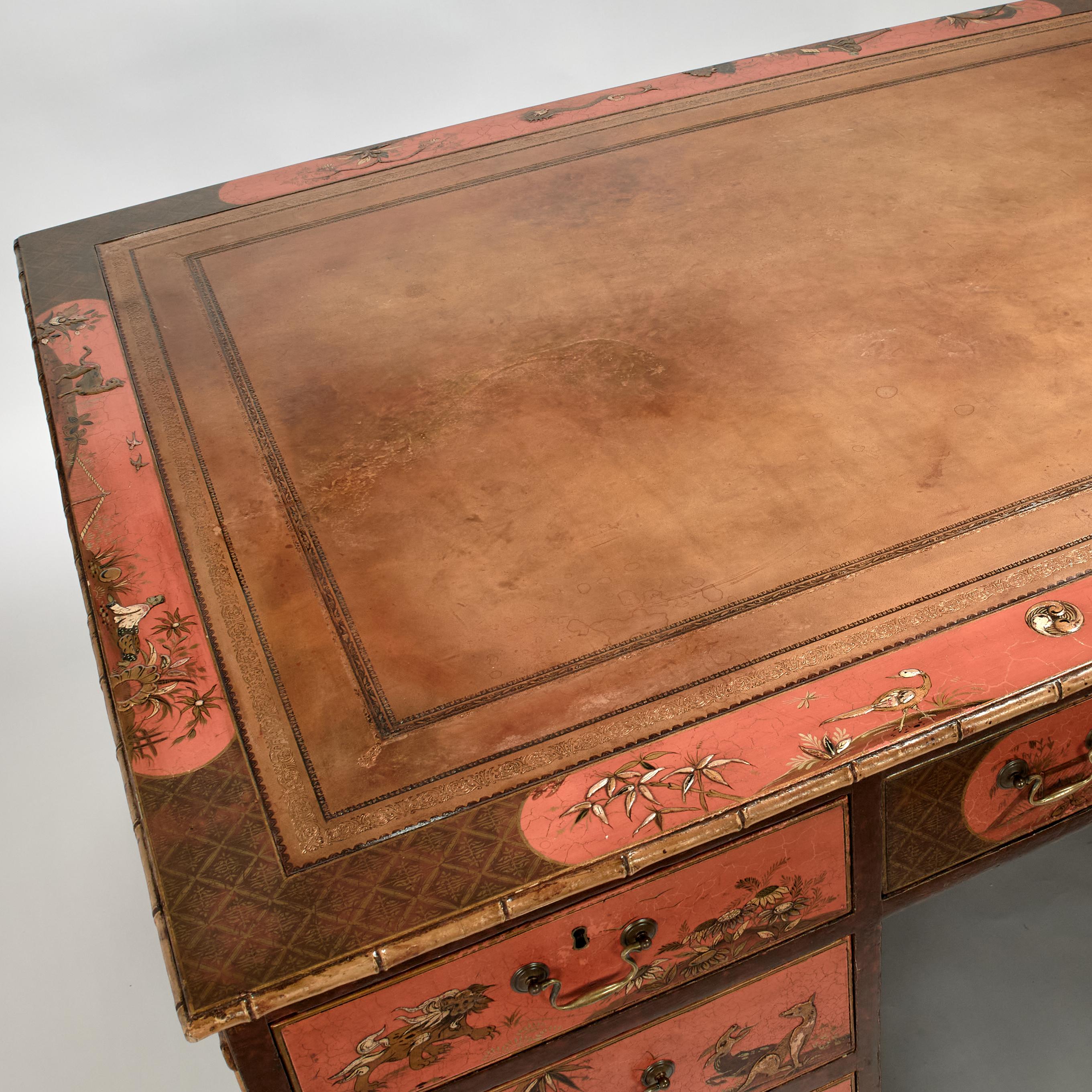 Escritorio antiguo Jorge III Chinoiserie inglesa con tapa de imitación de cuero de bambú en venta 1