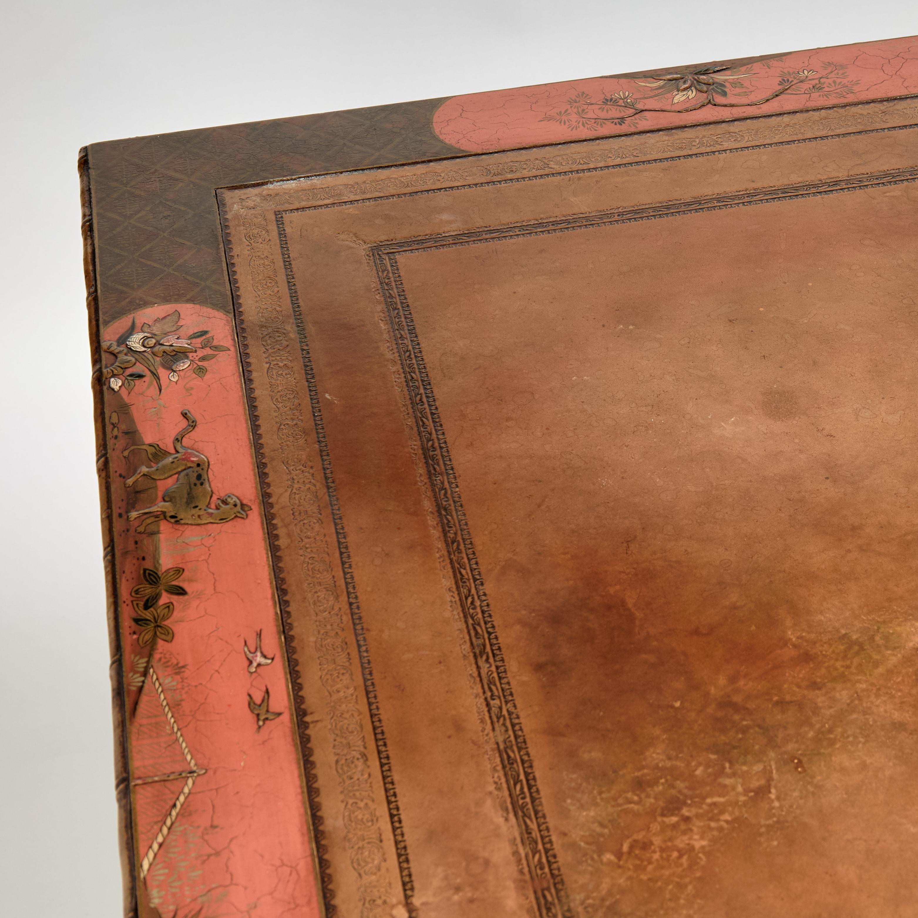 Escritorio antiguo Jorge III Chinoiserie inglesa con tapa de imitación de cuero de bambú en venta 2
