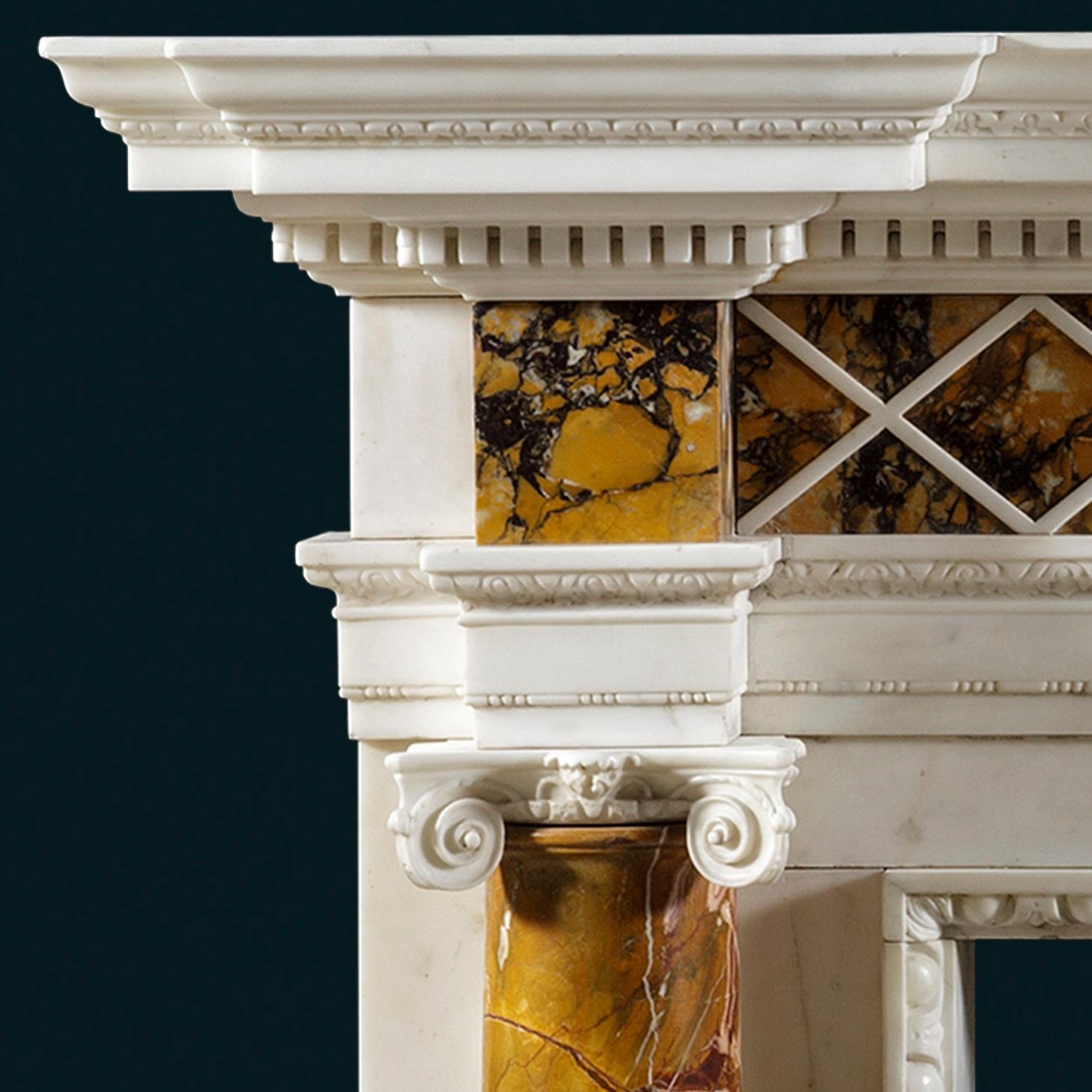 Ein Kaminaufsatz von Georg III. aus Marmor, Siena und Jaspis mit einer großen und gut geschnitzten Tafel mit Tugend und Laster in der Mitte, um 1765.
Das gestufte Regal an der Vorderseite ist mit Blattwerk und gezackten Zierleisten verziert. Die