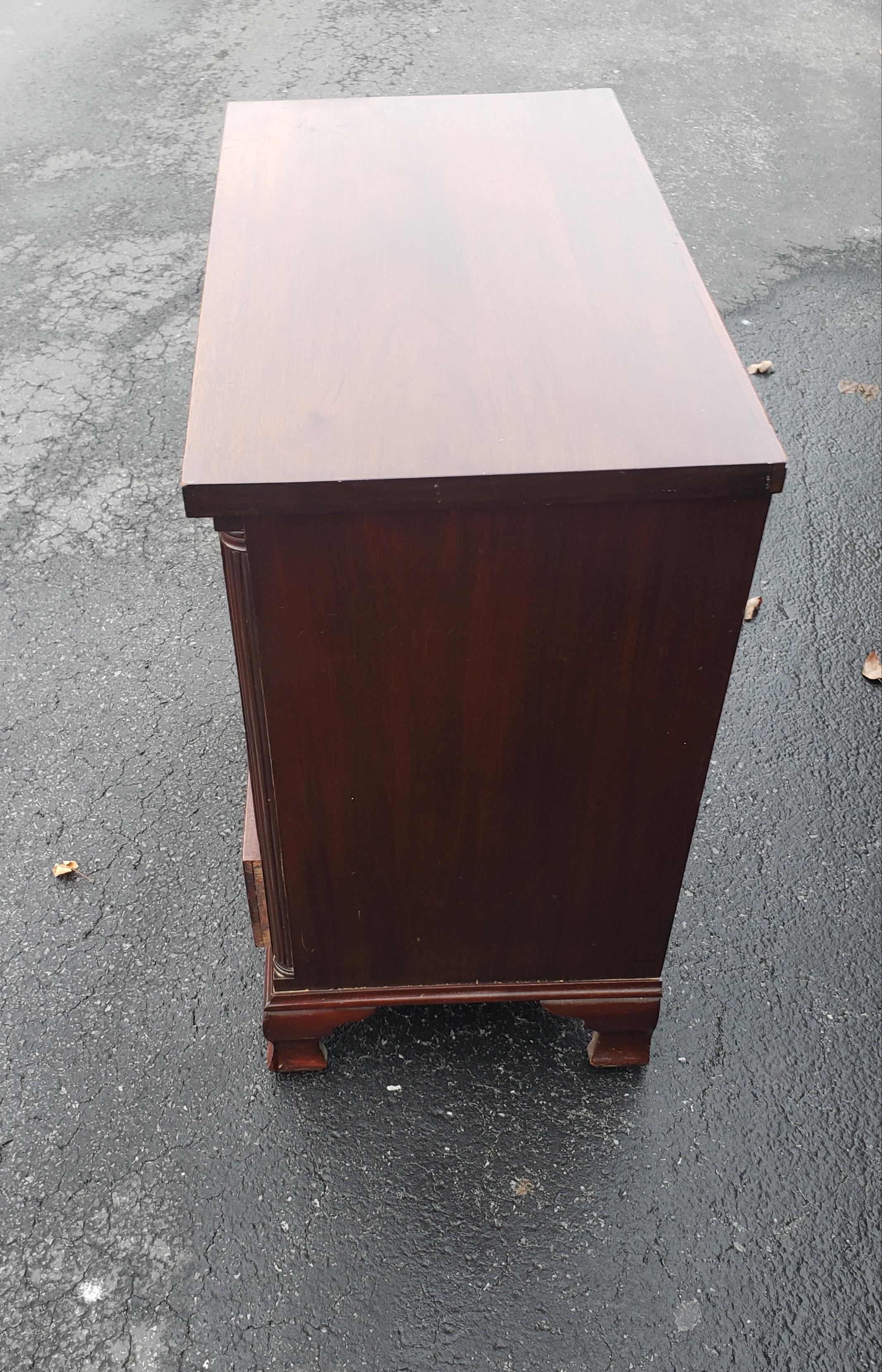 Antique George III Flame Mahogany 4-Drawer Bachelor Chest of Drawers, circa 1890 For Sale 3