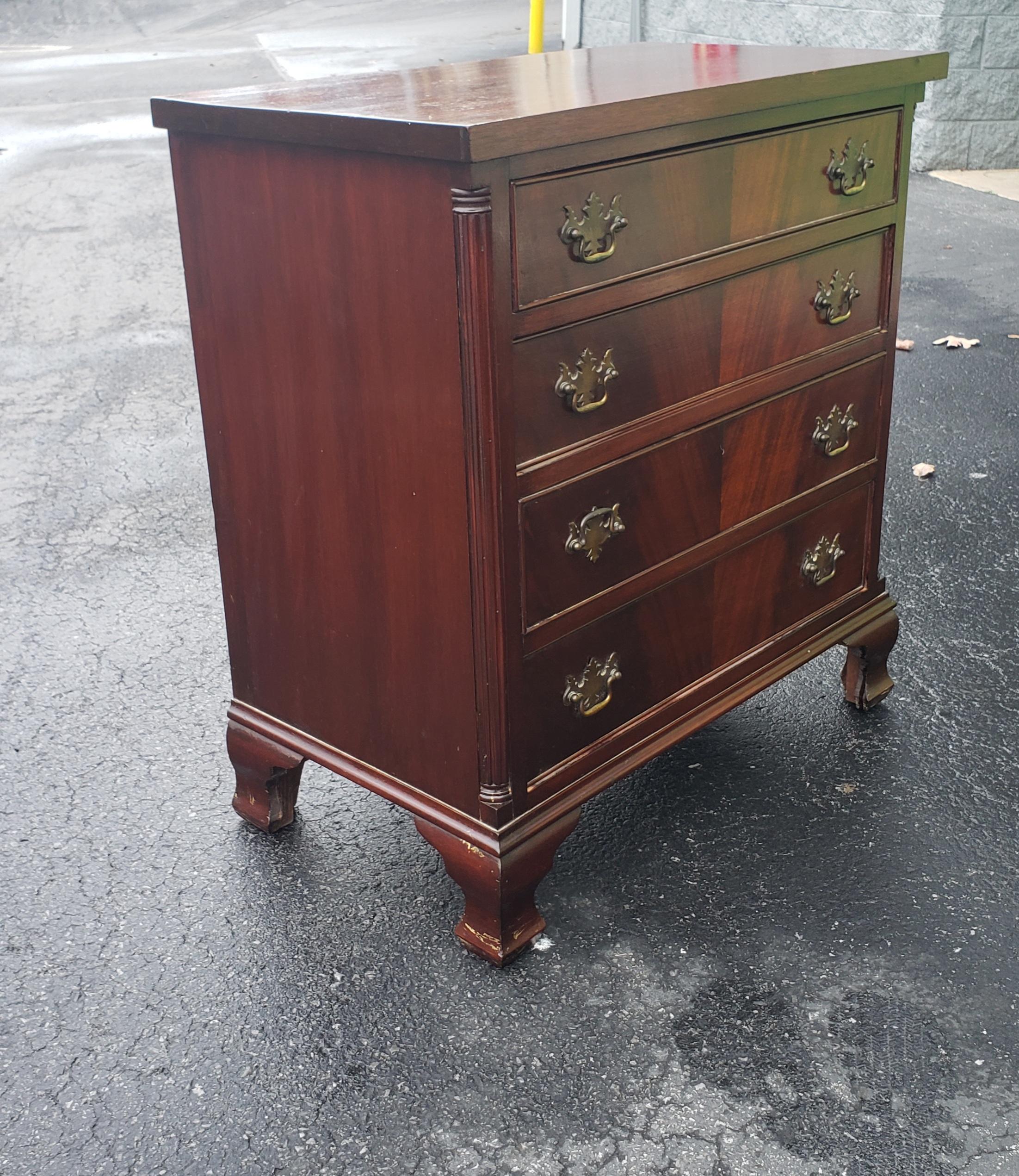 Varnished Antique George III Flame Mahogany 4-Drawer Bachelor Chest of Drawers, circa 1890 For Sale