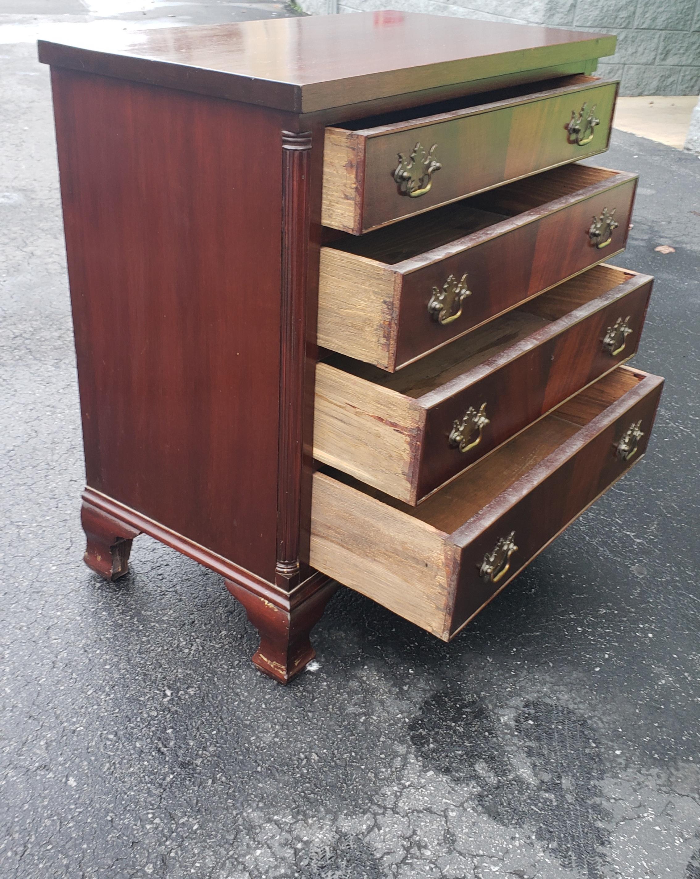 Antique George III Flame Mahogany 4-Drawer Bachelor Chest of Drawers, circa 1890 In Good Condition For Sale In Germantown, MD