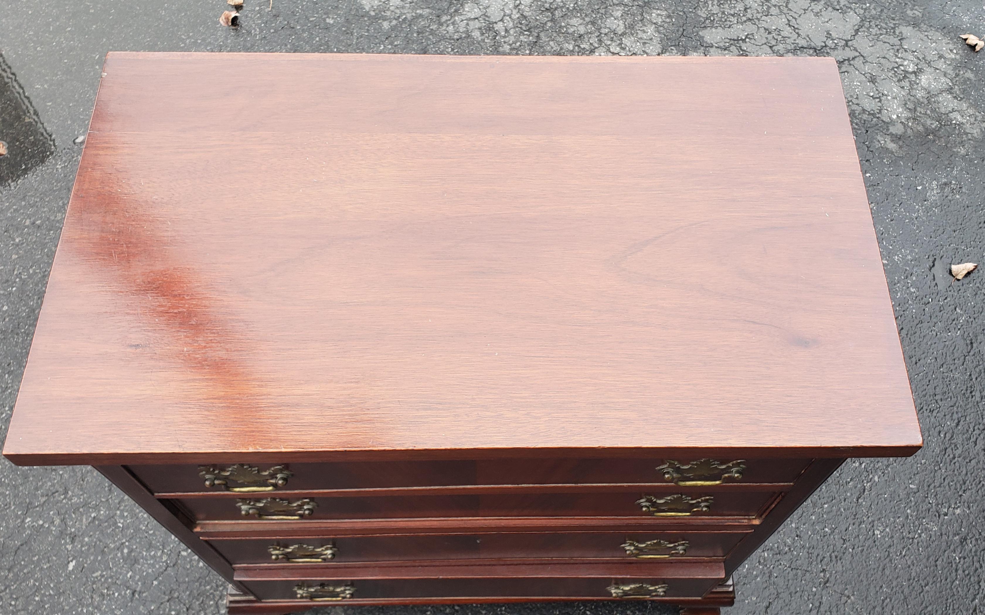 Antique George III Flame Mahogany 4-Drawer Bachelor Chest of Drawers, circa 1890 For Sale 1