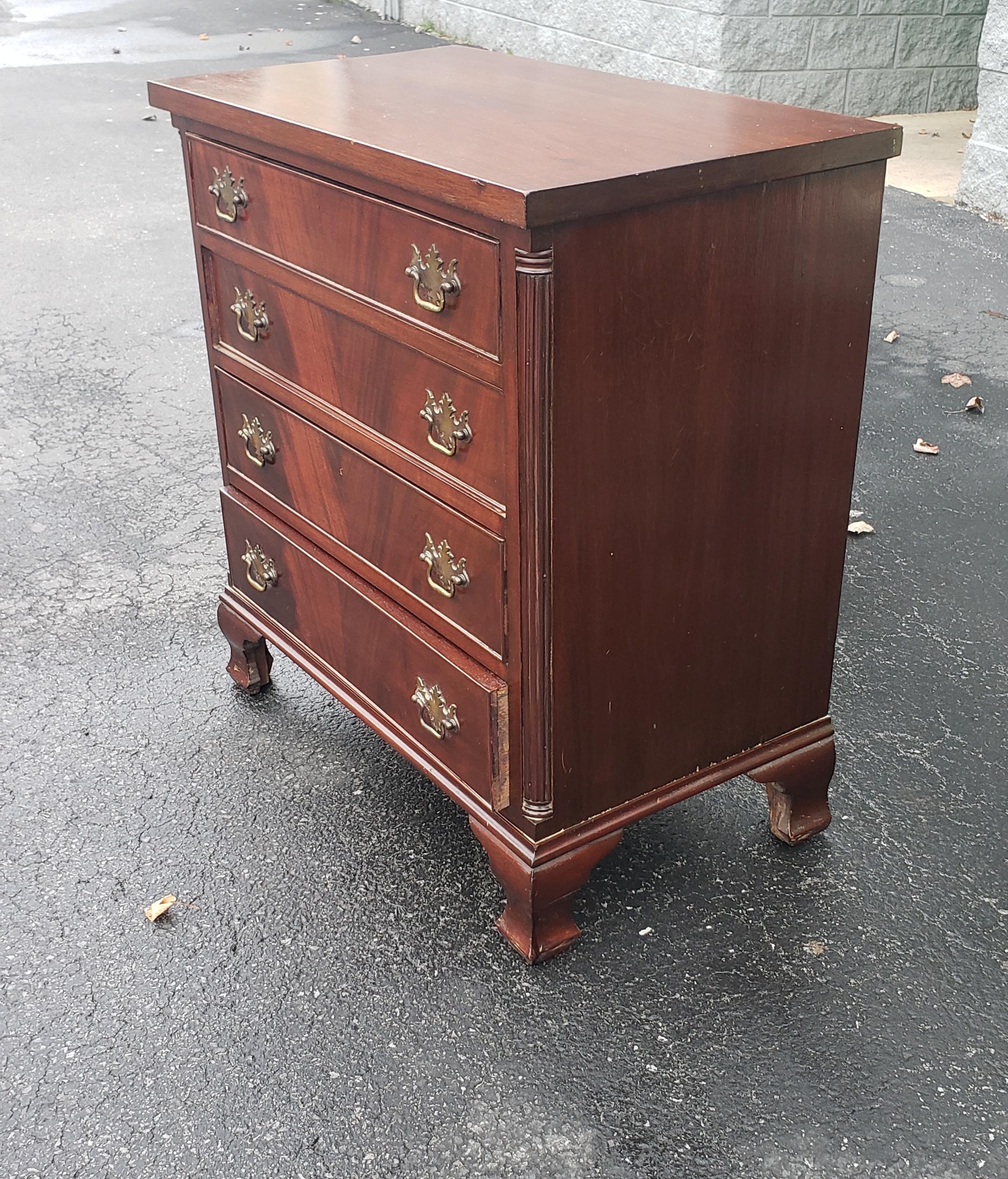 Antique George III Flame Mahogany 4-Drawer Bachelor Chest of Drawers, circa 1890 For Sale 2