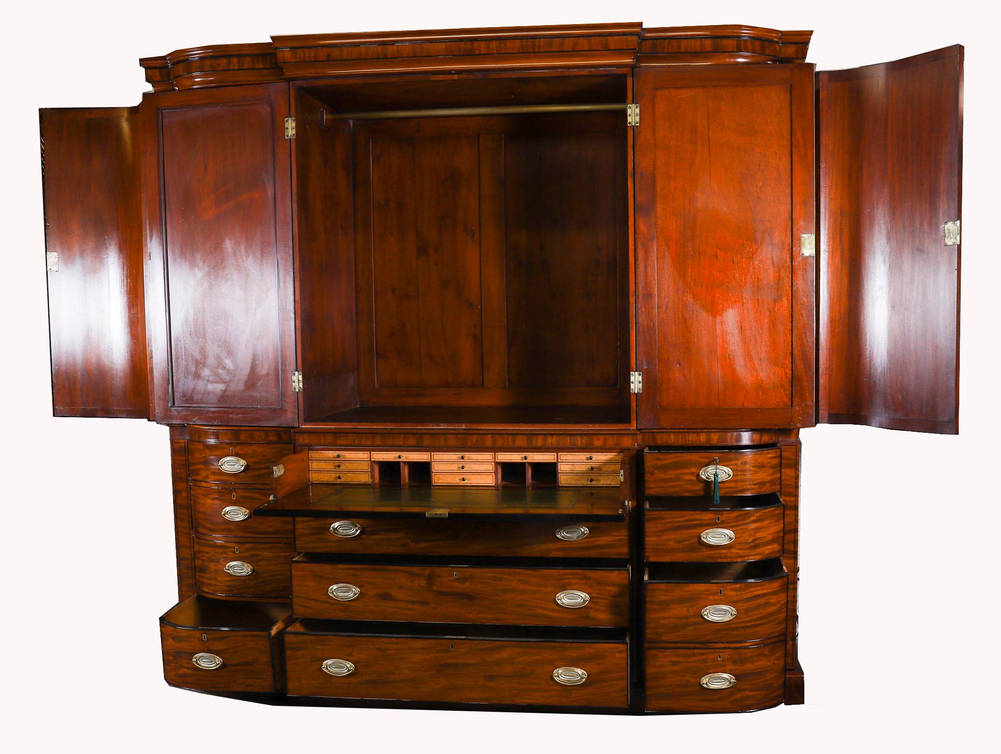 Ancienne armoire à secret George III en acajou flammé à façade brisée 18ème siècle en vente 4