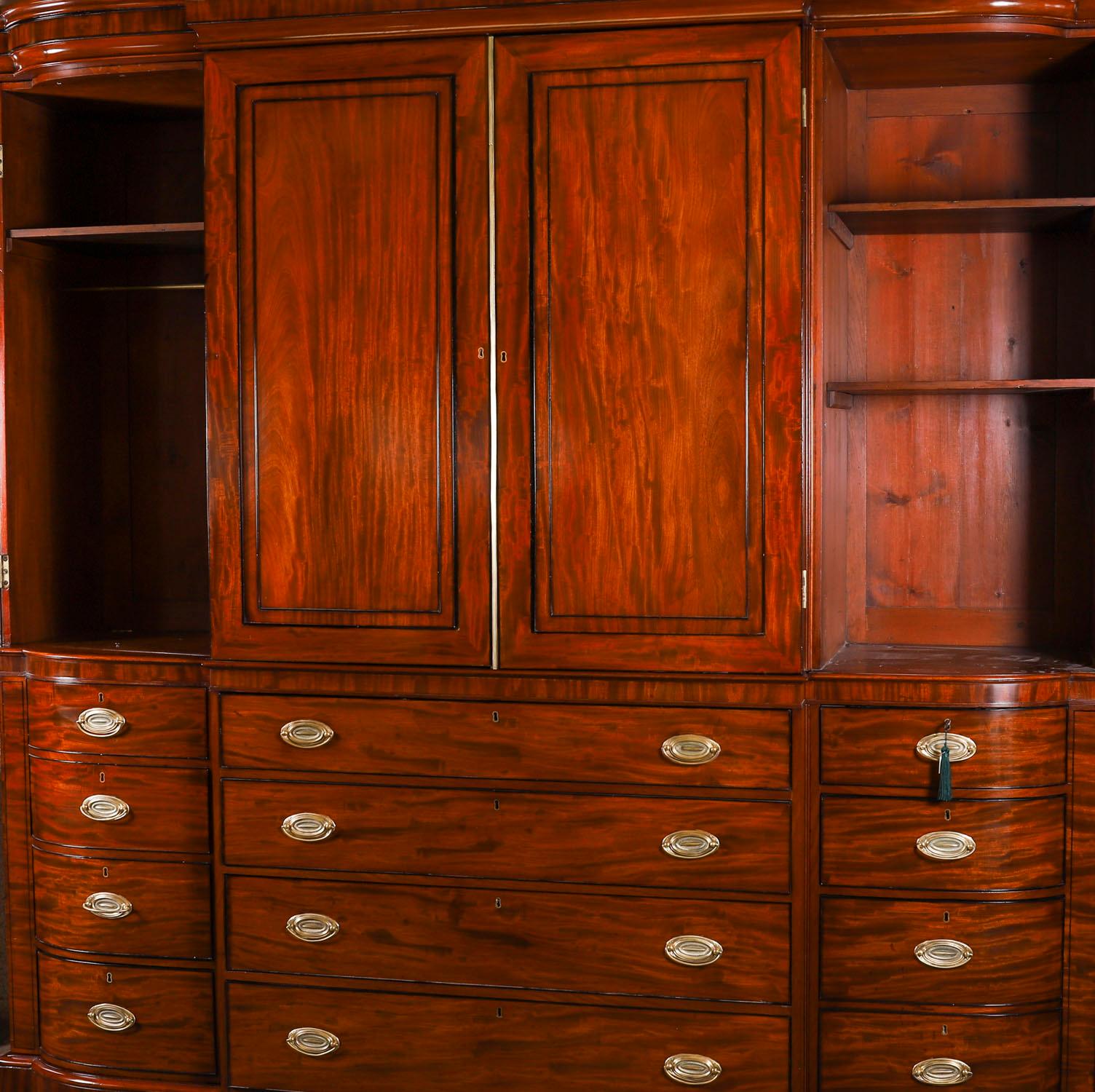 Ancienne armoire à secret George III en acajou flammé à façade brisée 18ème siècle en vente 5