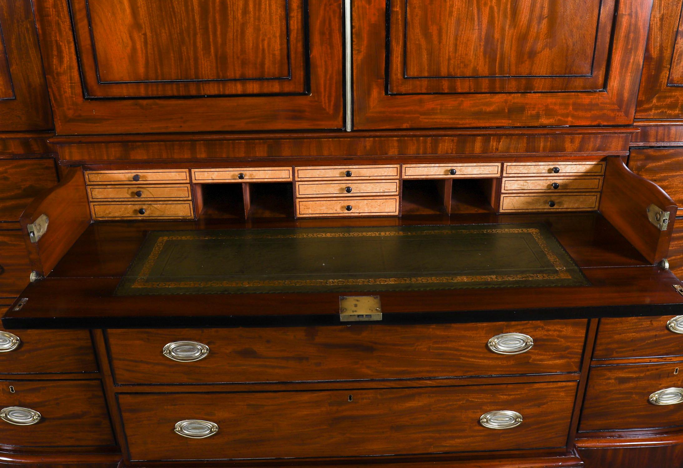 Ancienne armoire à secret George III en acajou flammé à façade brisée 18ème siècle en vente 6