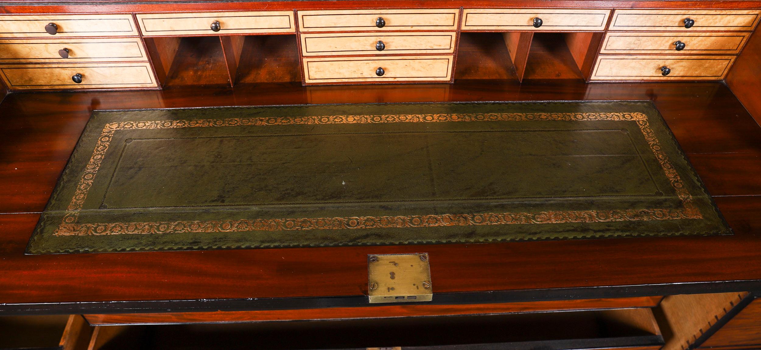 Ancienne armoire à secret George III en acajou flammé à façade brisée 18ème siècle en vente 7