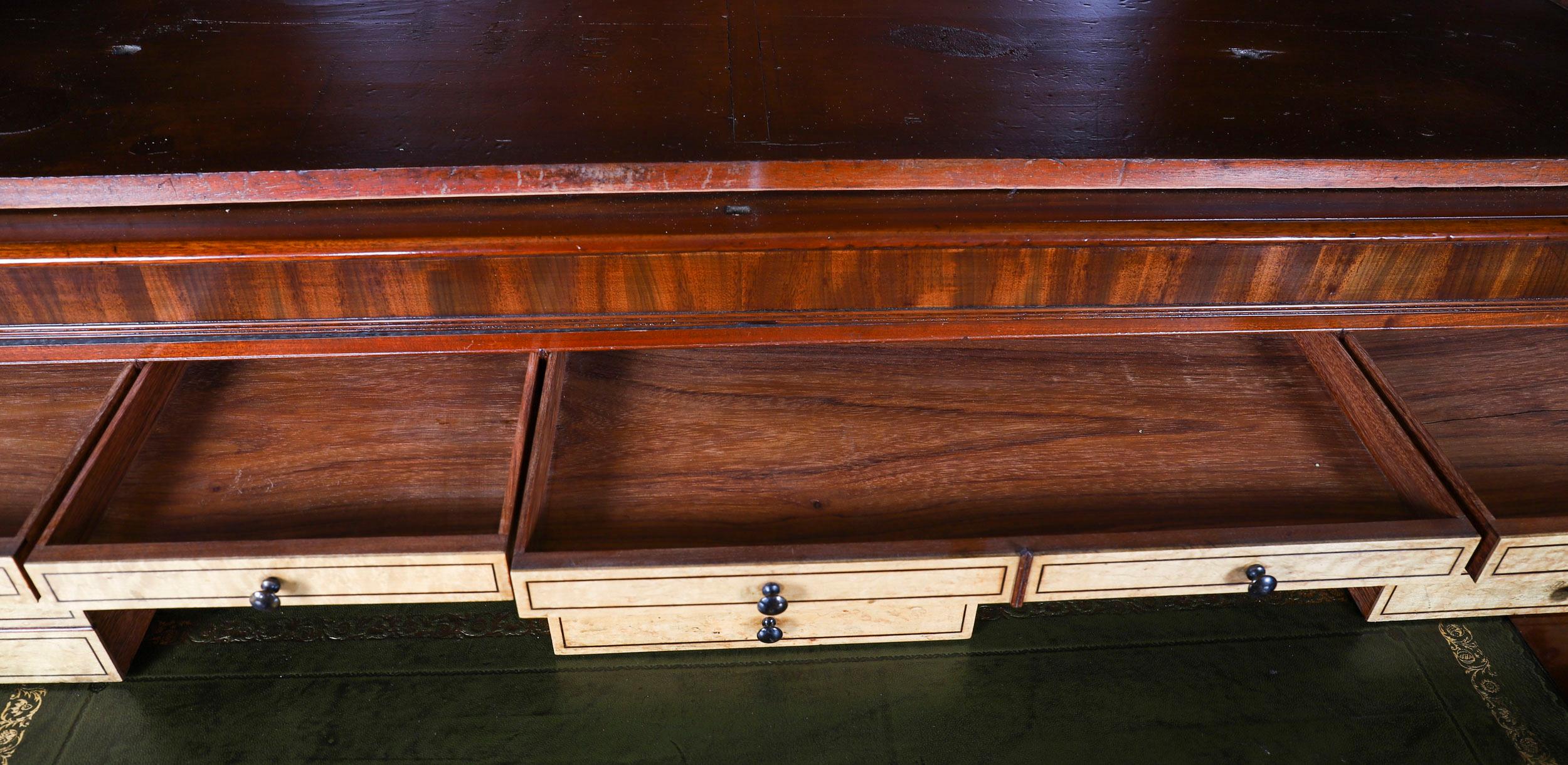 Ancienne armoire à secret George III en acajou flammé à façade brisée 18ème siècle en vente 8