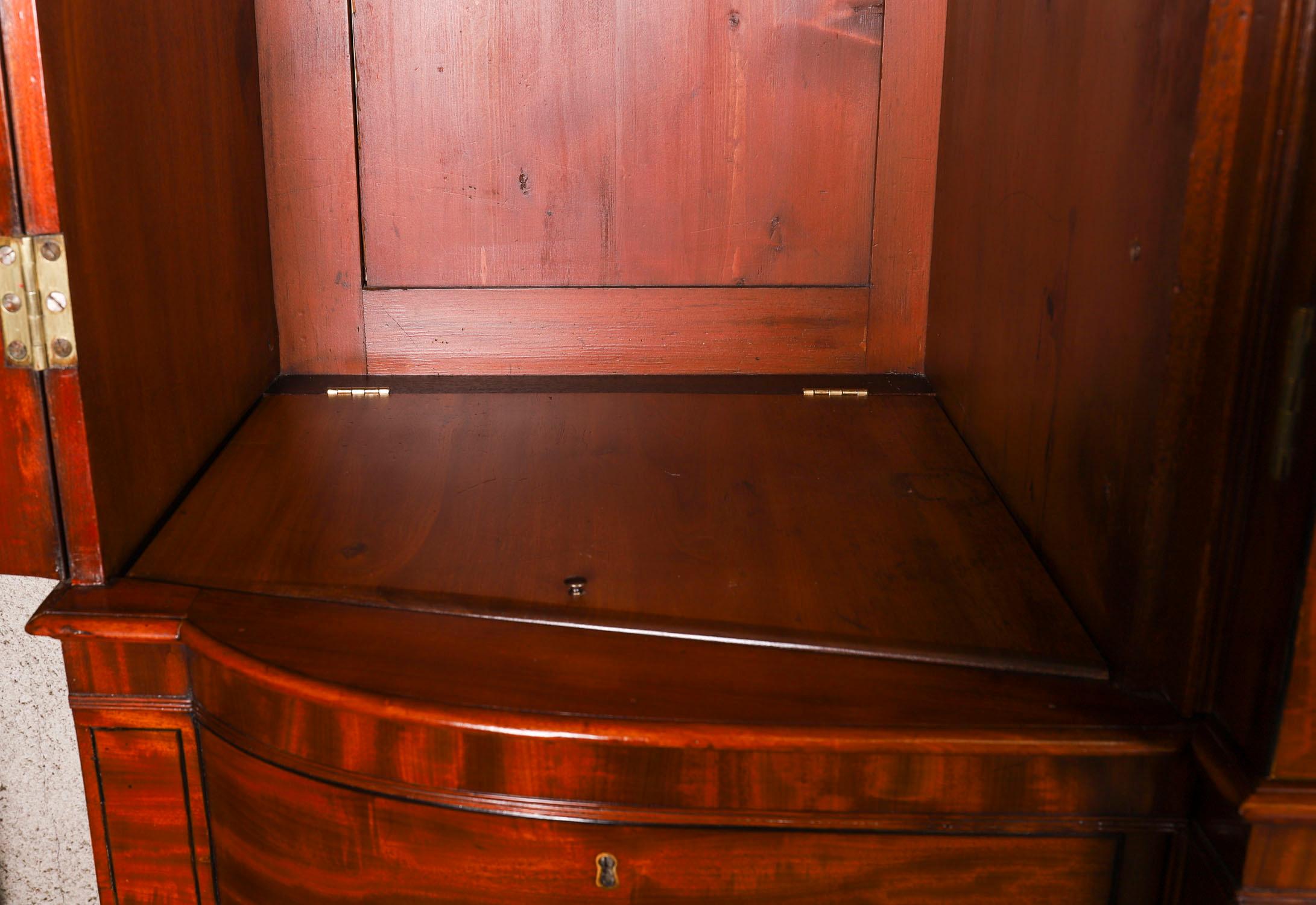 Ancienne armoire à secret George III en acajou flammé à façade brisée 18ème siècle en vente 10