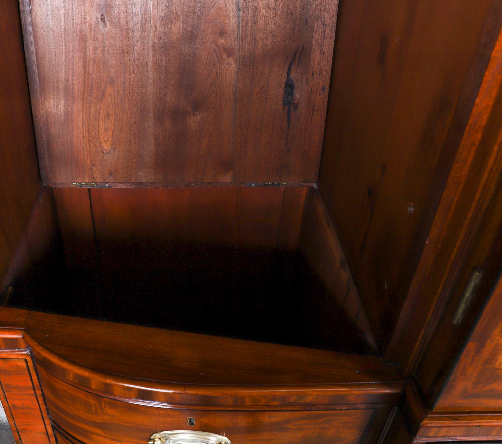 Ancienne armoire à secret George III en acajou flammé à façade brisée 18ème siècle en vente 11
