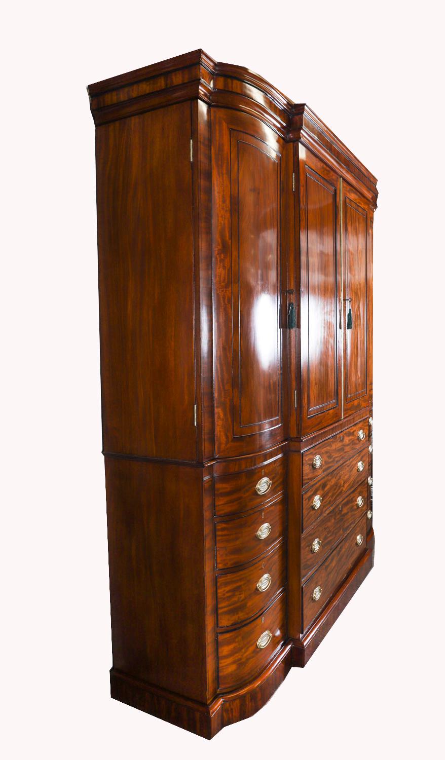 Ancienne armoire à secret George III en acajou flammé à façade brisée 18ème siècle en vente 13
