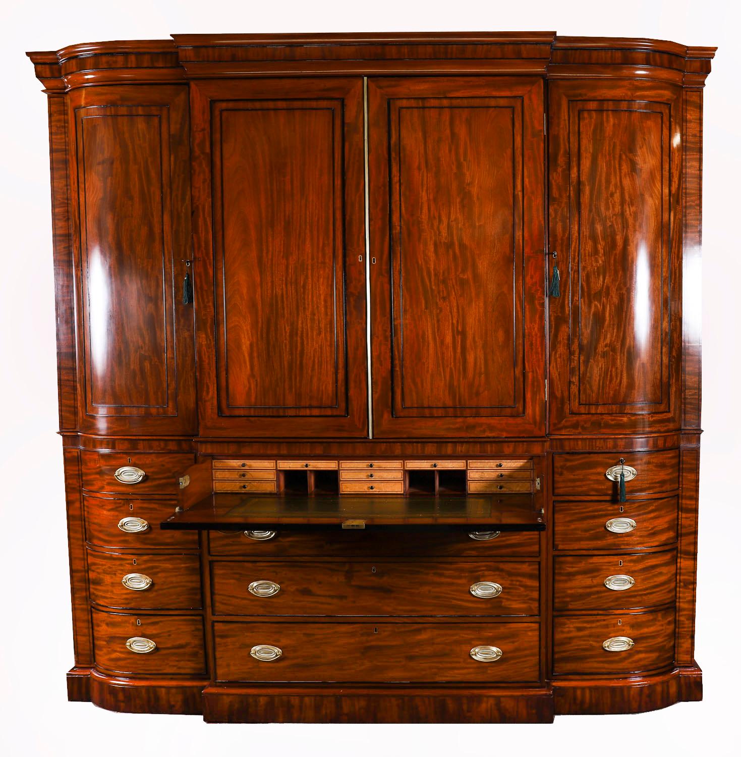 Anglais Ancienne armoire à secret George III en acajou flammé à façade brisée 18ème siècle en vente