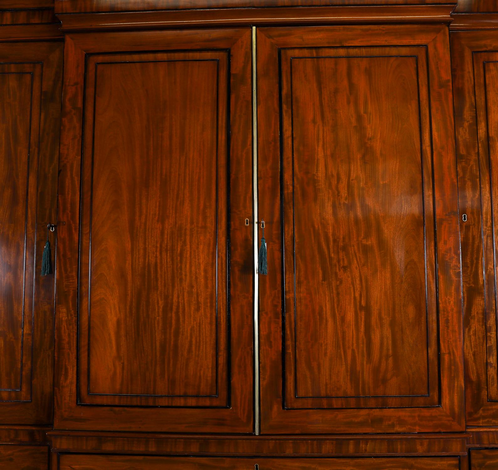 Ancienne armoire à secret George III en acajou flammé à façade brisée 18ème siècle Bon état - En vente à London, GB