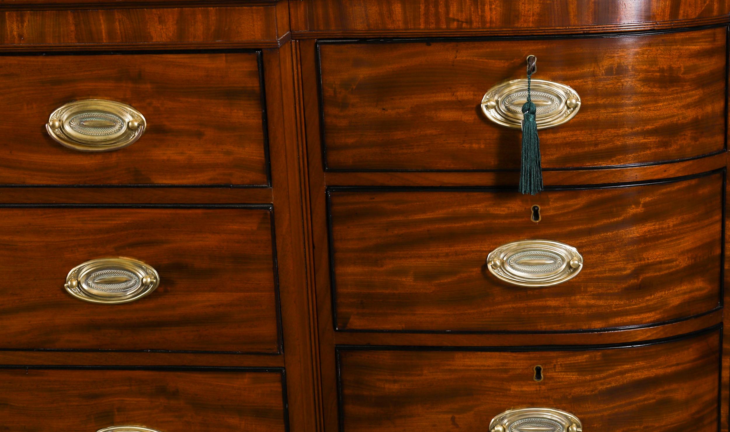 Laiton Ancienne armoire à secret George III en acajou flammé à façade brisée 18ème siècle en vente