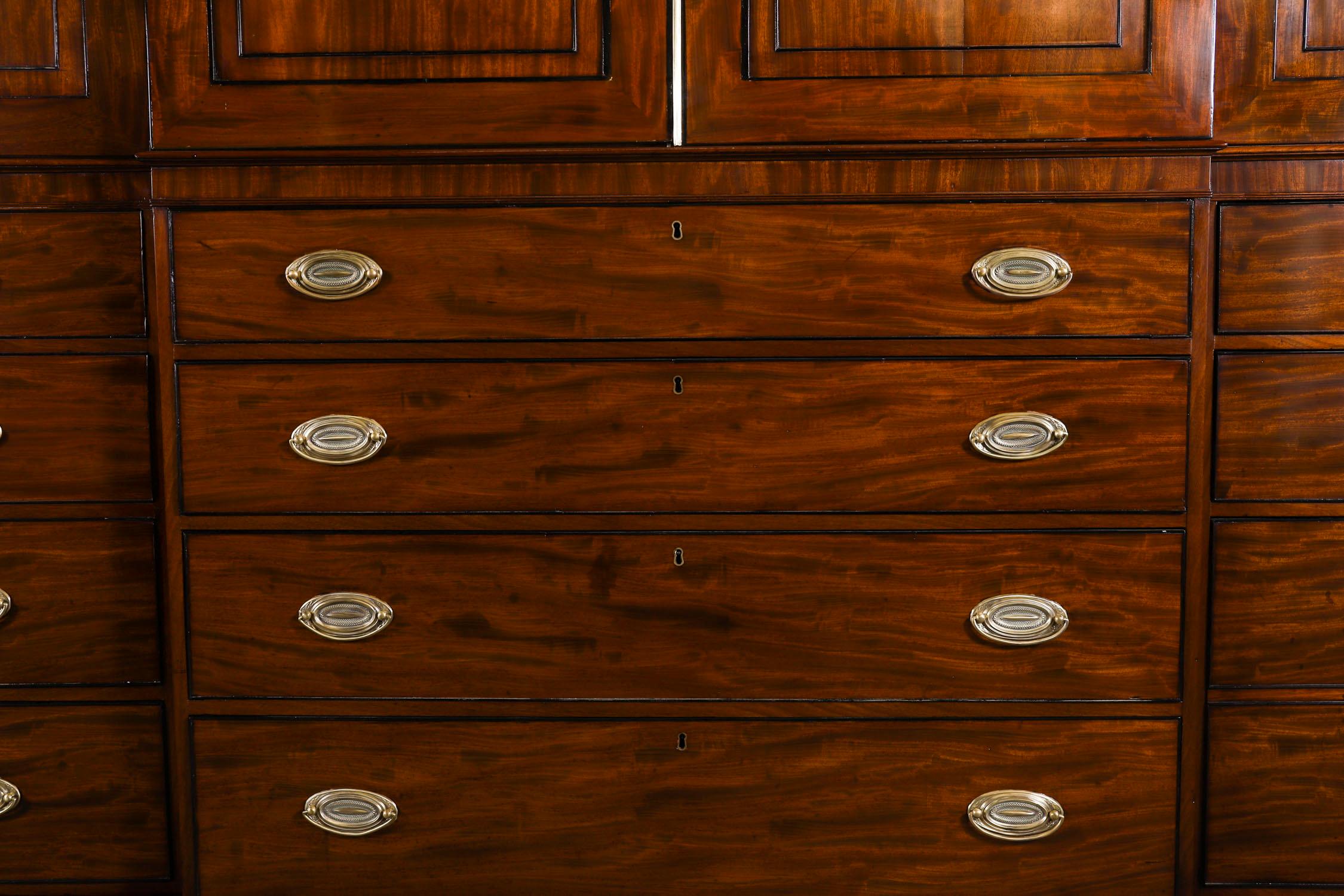 Ancienne armoire à secret George III en acajou flammé à façade brisée 18ème siècle en vente 1