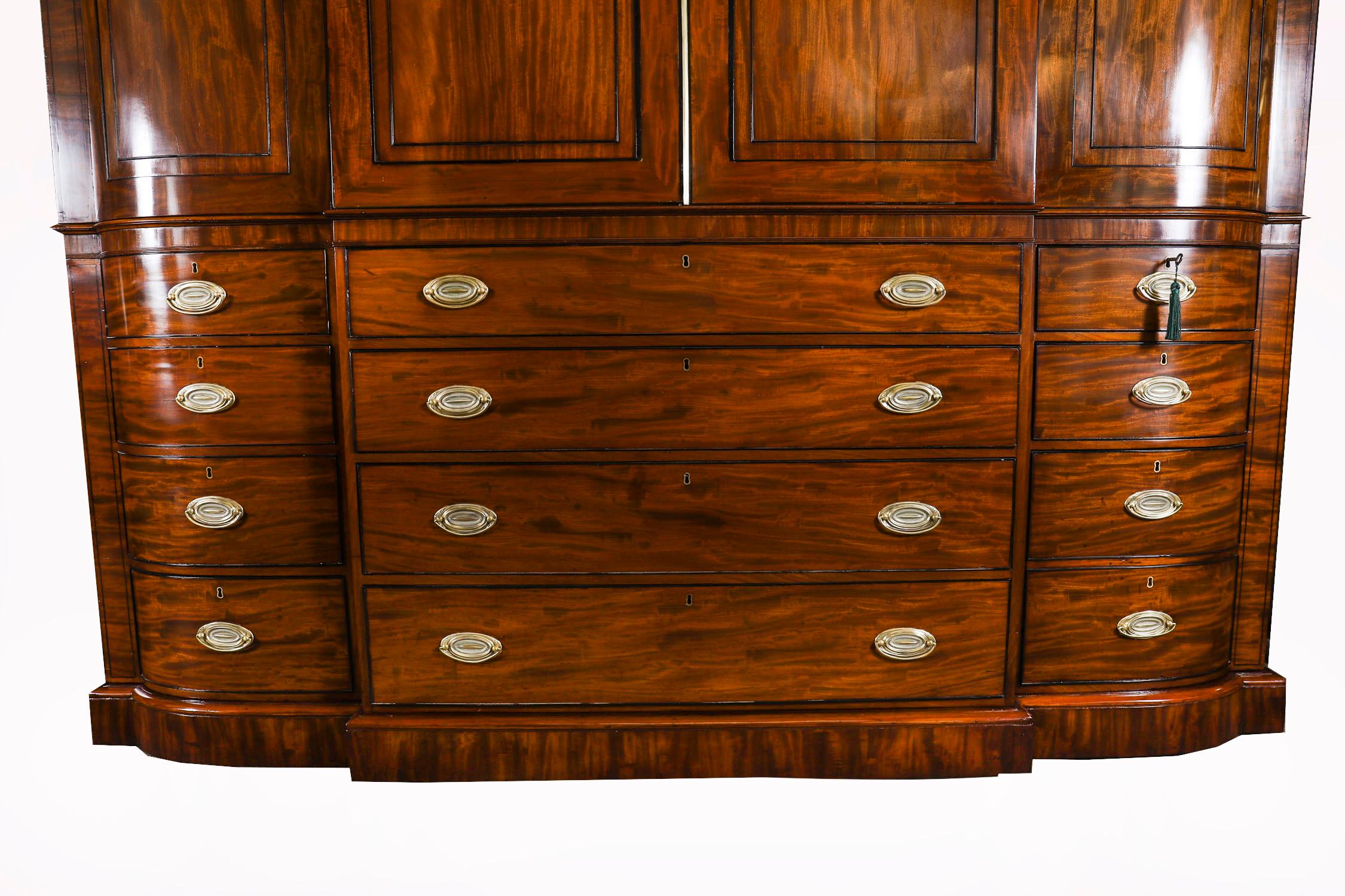 Ancienne armoire à secret George III en acajou flammé à façade brisée 18ème siècle en vente 2