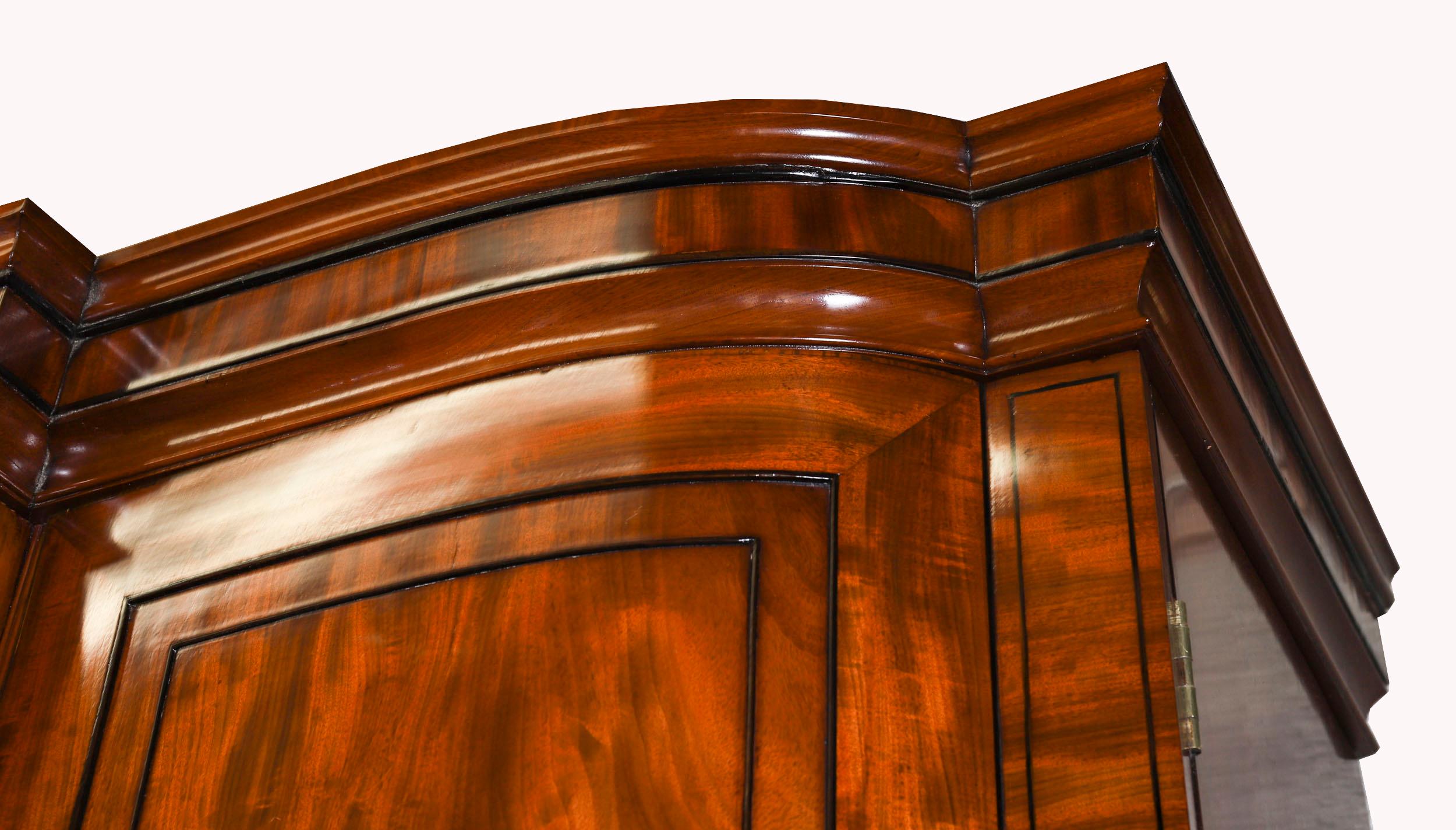 Ancienne armoire à secret George III en acajou flammé à façade brisée 18ème siècle en vente 3