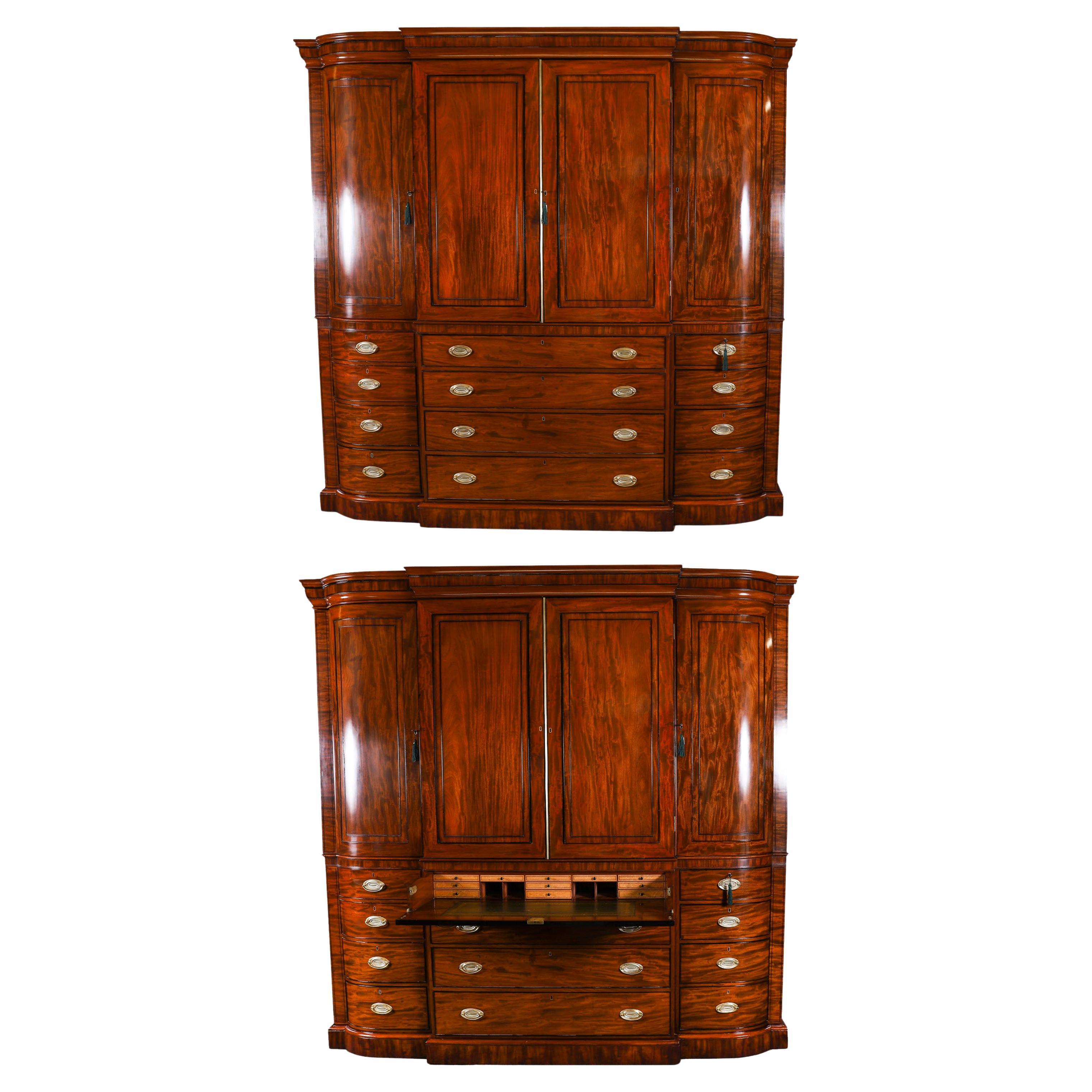 Il s'agit d'une impressionnante armoire à secret ancienne de George III en acajou flammé, datant d'environ 1780.
 
L'armoire présente des lignes architecturales fortes et se caractérise par une élégante corniche moulurée avec une frise à bandes
