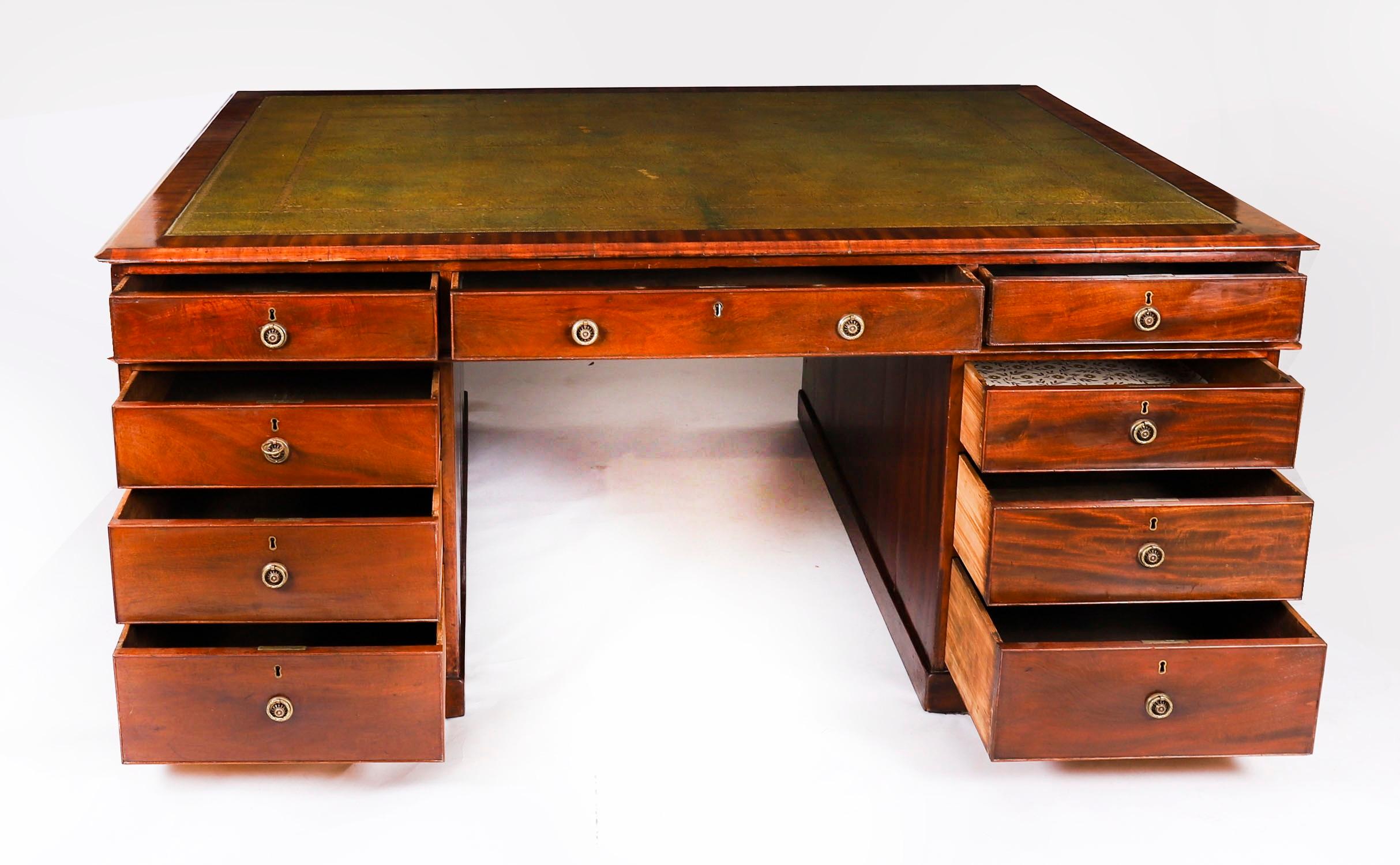 Ancien bureau à piédestal en acajou flammé George III C1790 18ème siècle en vente 5