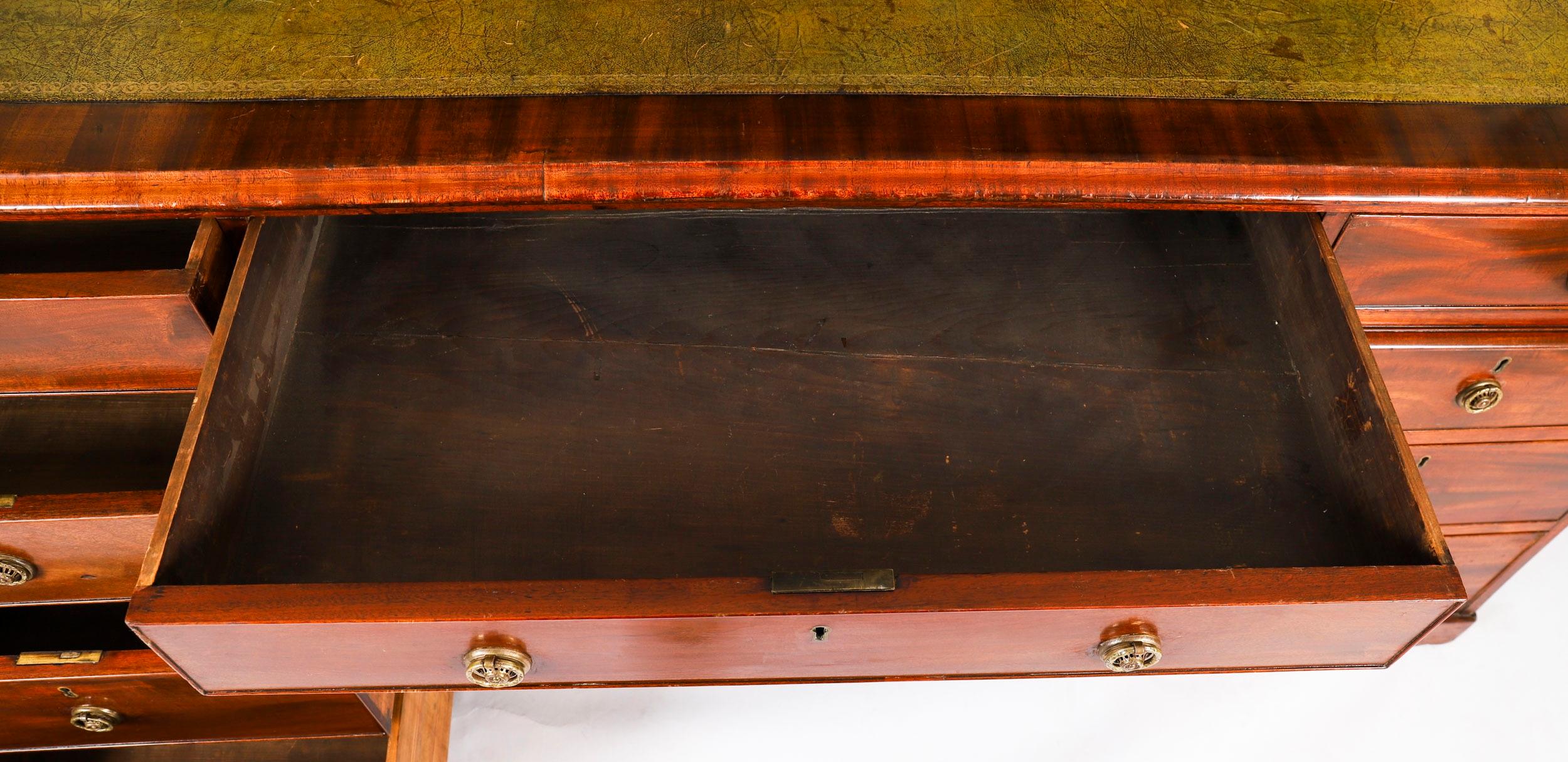 Ancien bureau à piédestal en acajou flammé George III C1790 18ème siècle en vente 6