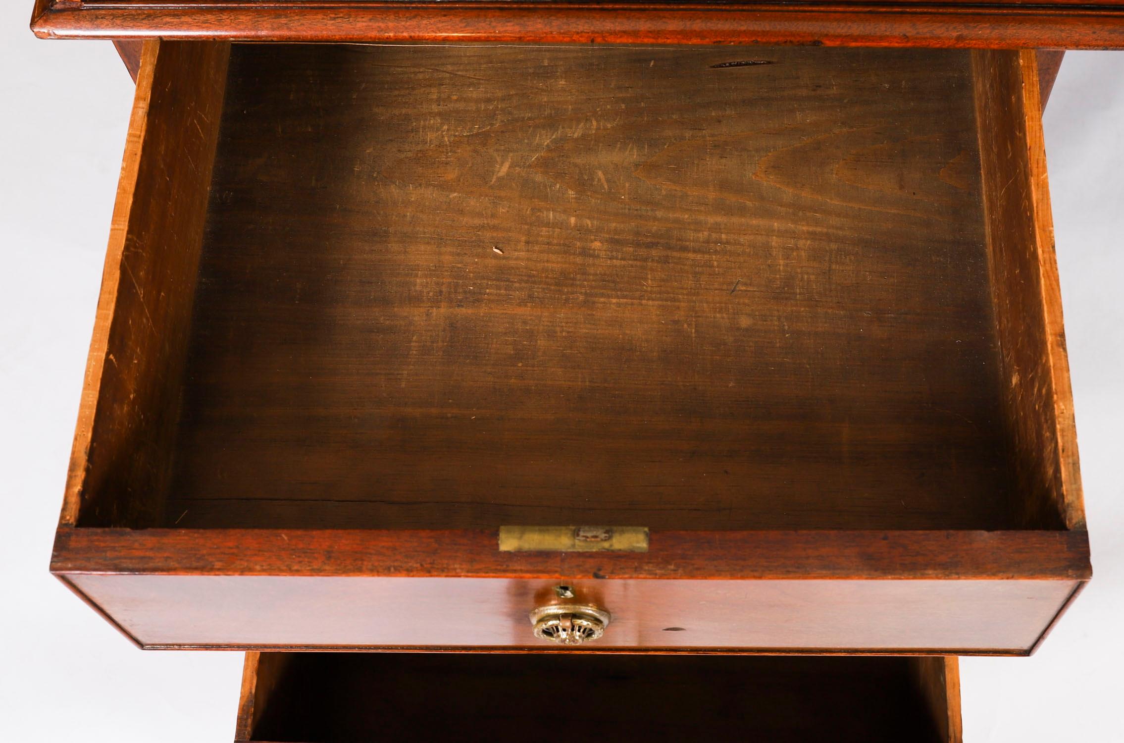 Ancien bureau à piédestal en acajou flammé George III C1790 18ème siècle en vente 7