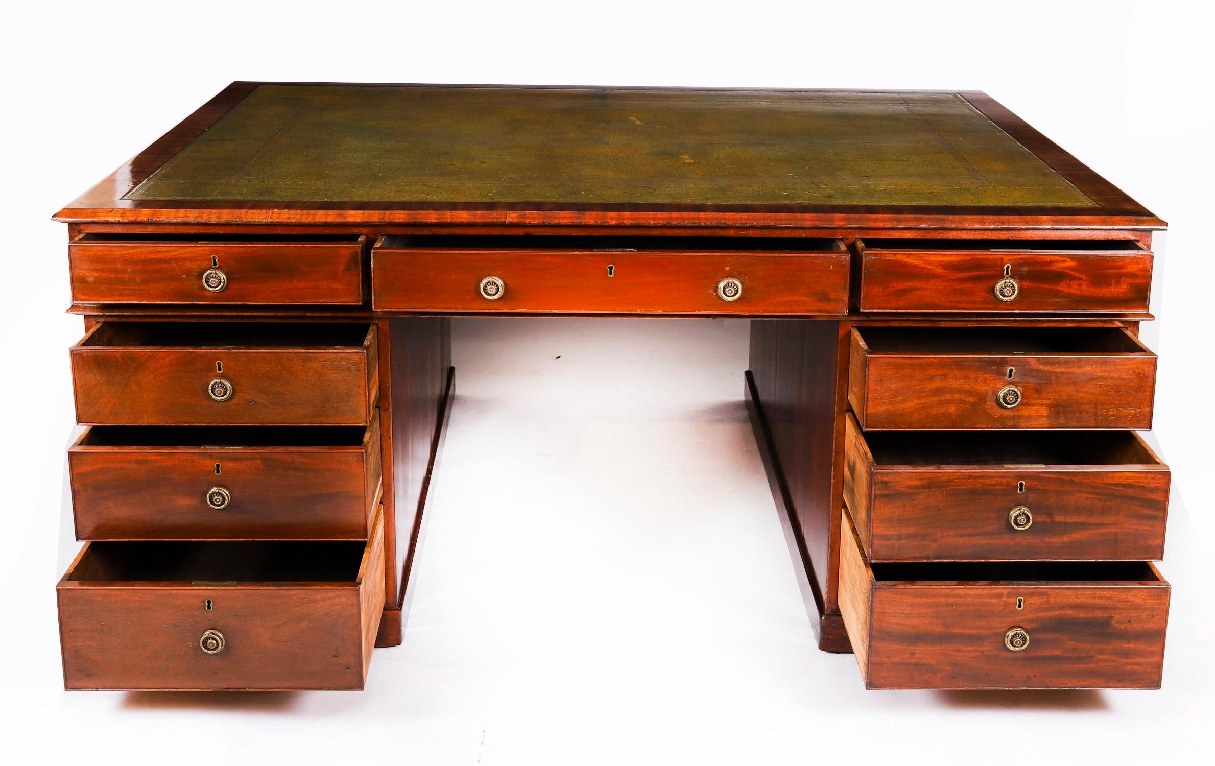 Ancien bureau à piédestal en acajou flammé George III C1790 18ème siècle en vente 8