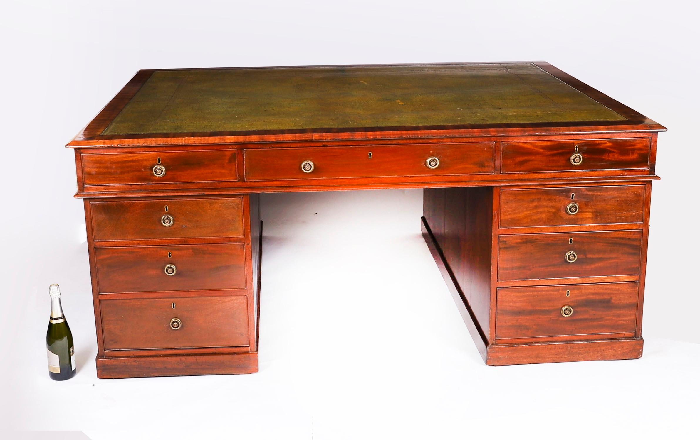 Ancien bureau à piédestal en acajou flammé George III C1790 18ème siècle en vente 9
