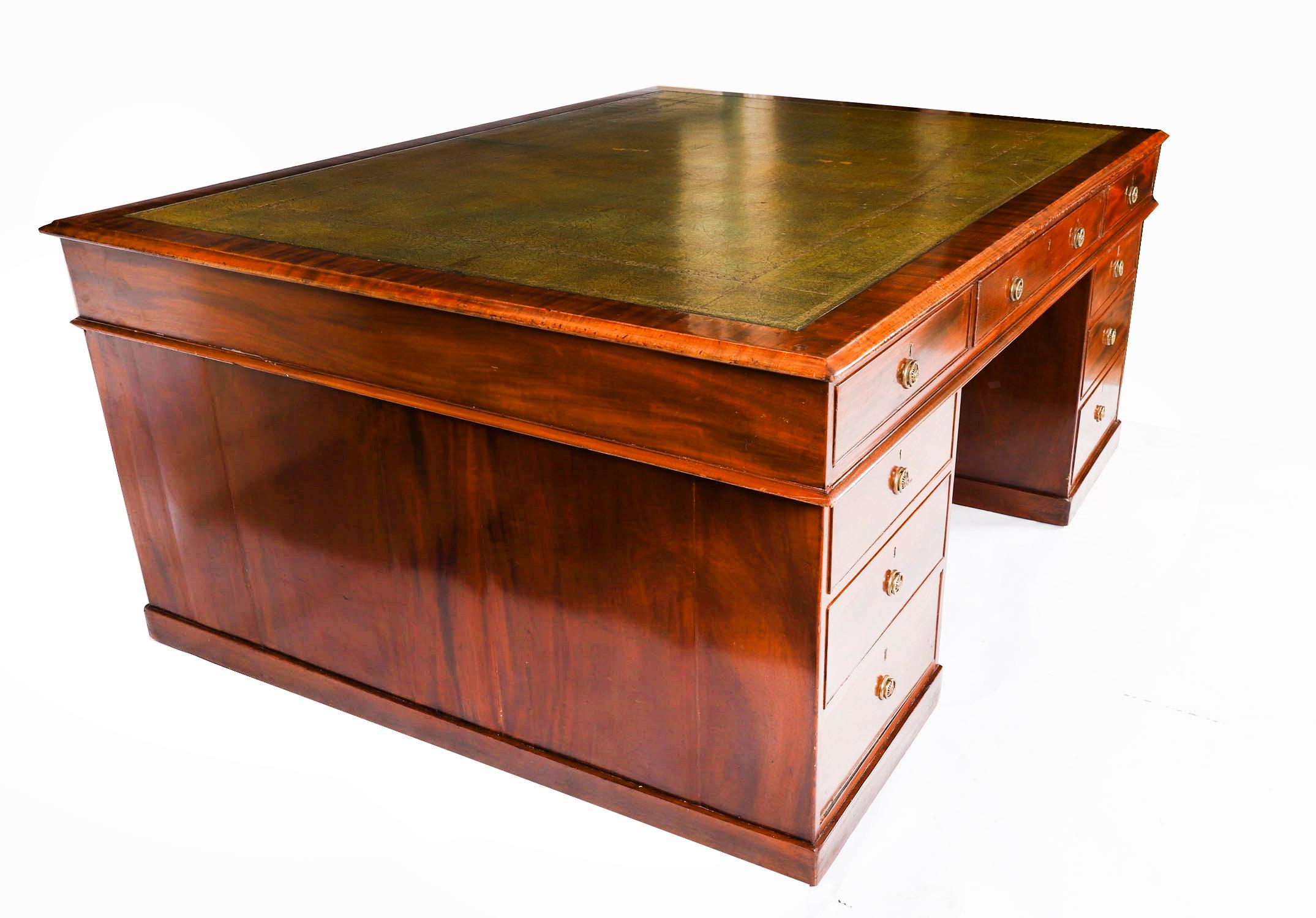 Il s'agit d'un grand et magnifique bureau à piédestal en acajou flammé de George III, datant d'environ 1790.

Le plateau rectangulaire présente un écritoire en cuir doré et vert d'origine, au-dessus de neuf tiroirs de chaque côté. Les tiroirs sont