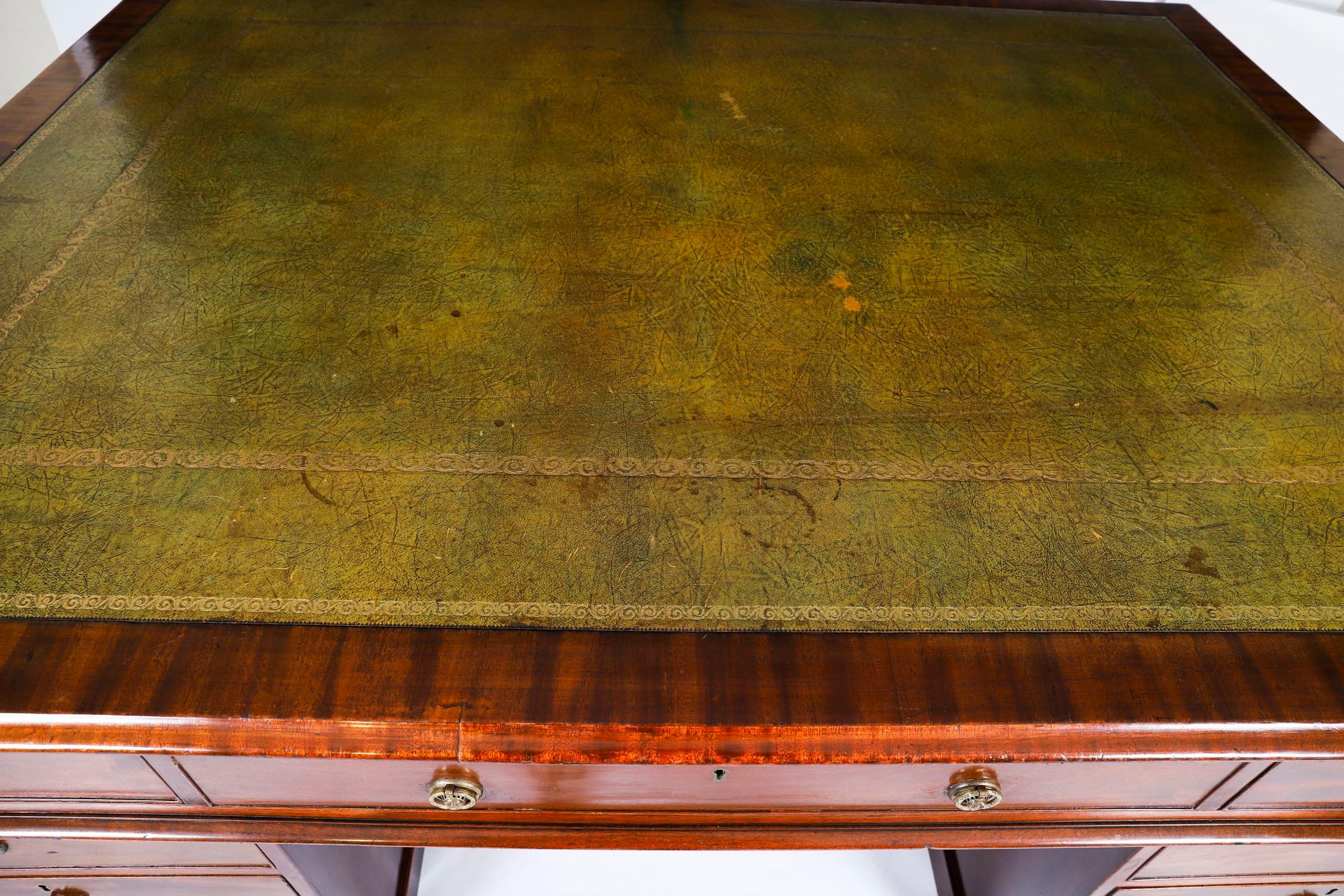 Ancien bureau à piédestal en acajou flammé George III C1790 18ème siècle Bon état - En vente à London, GB