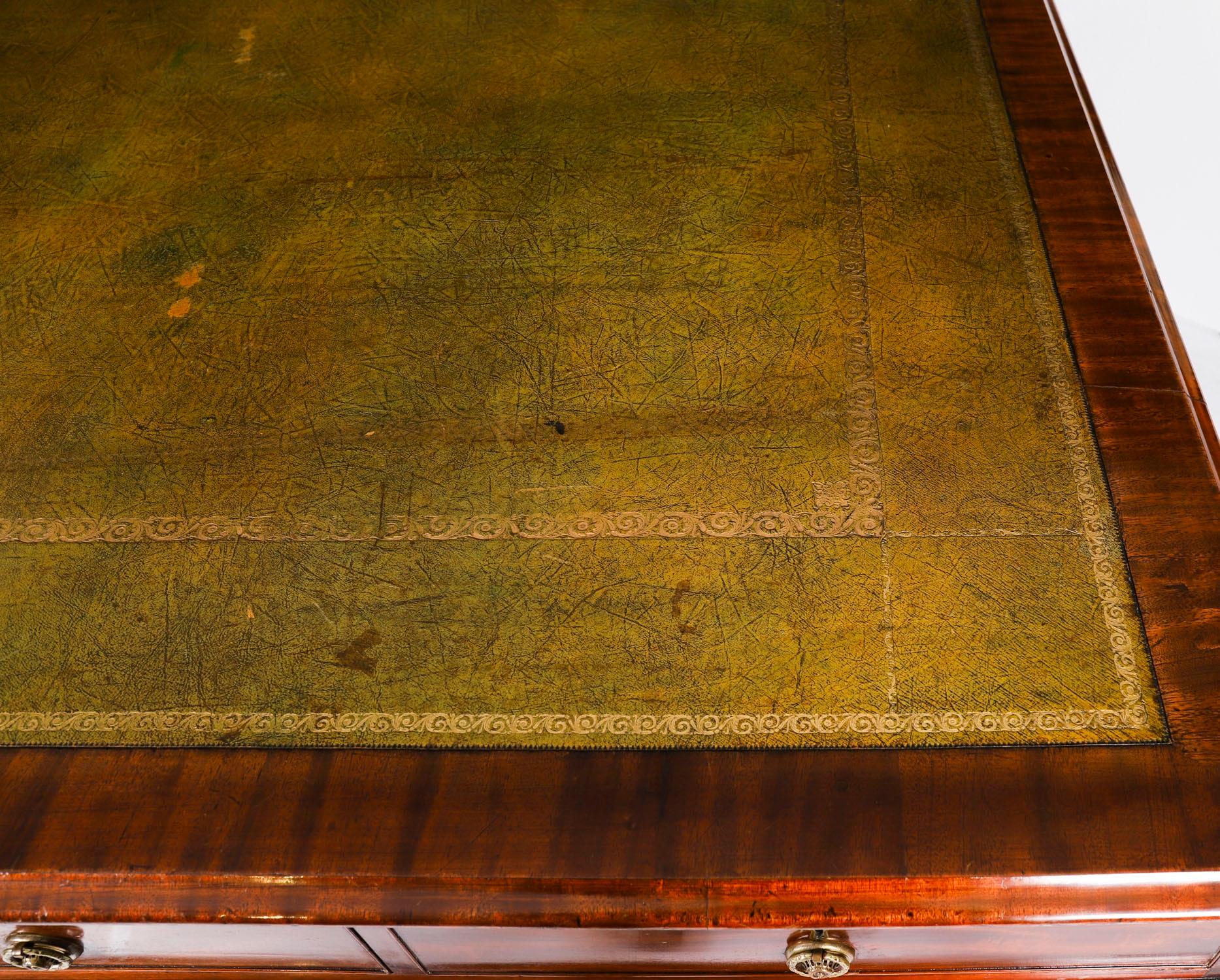 Fin du XVIIIe siècle Ancien bureau à piédestal en acajou flammé George III C1790 18ème siècle en vente