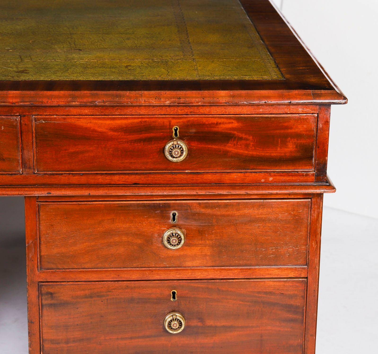 Ancien bureau à piédestal en acajou flammé George III C1790 18ème siècle en vente 1