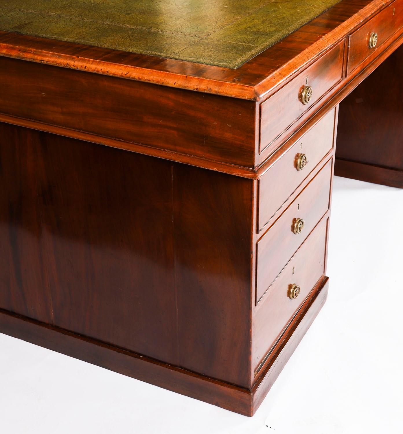 Ancien bureau à piédestal en acajou flammé George III C1790 18ème siècle en vente 2