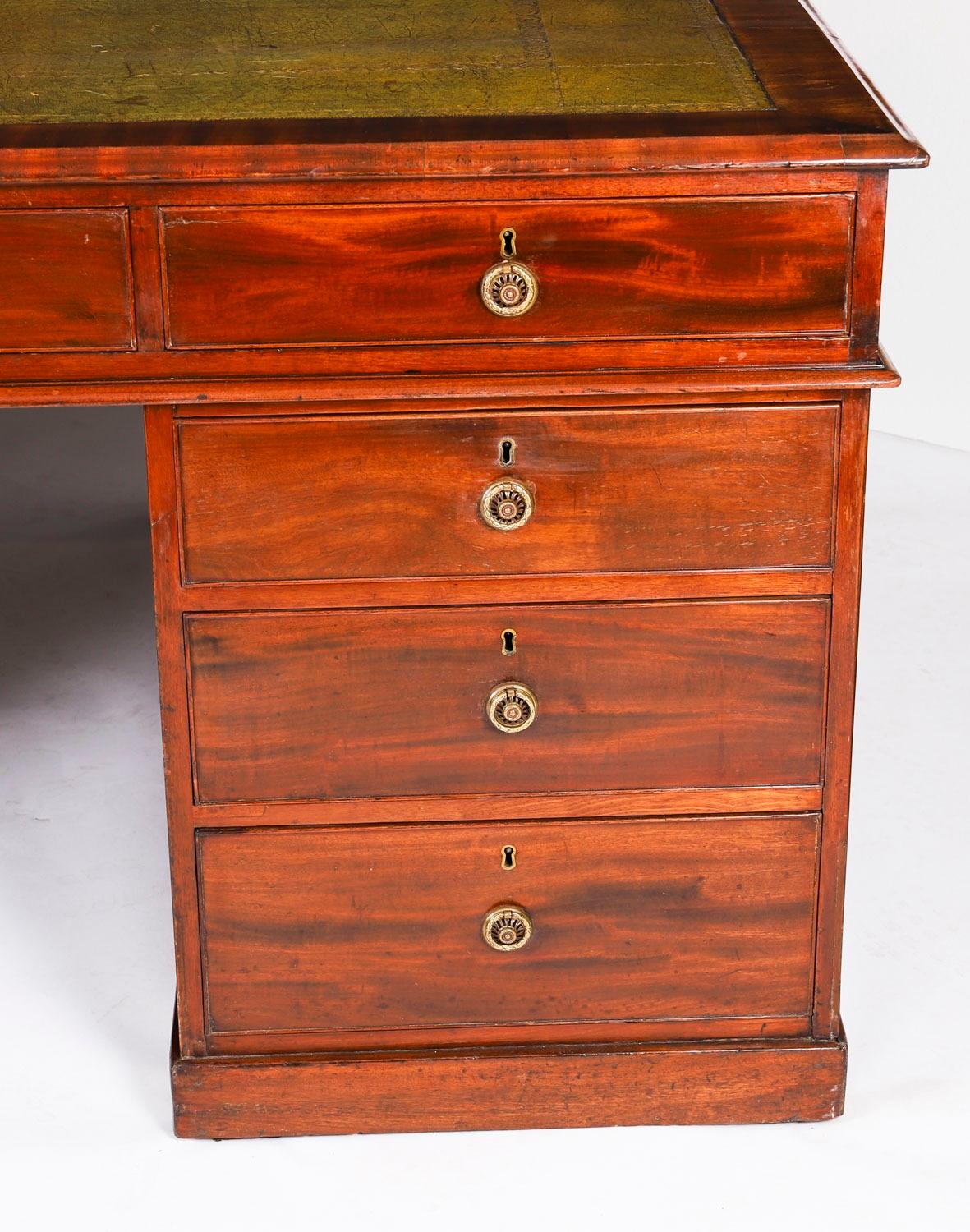 Ancien bureau à piédestal en acajou flammé George III C1790 18ème siècle en vente 3