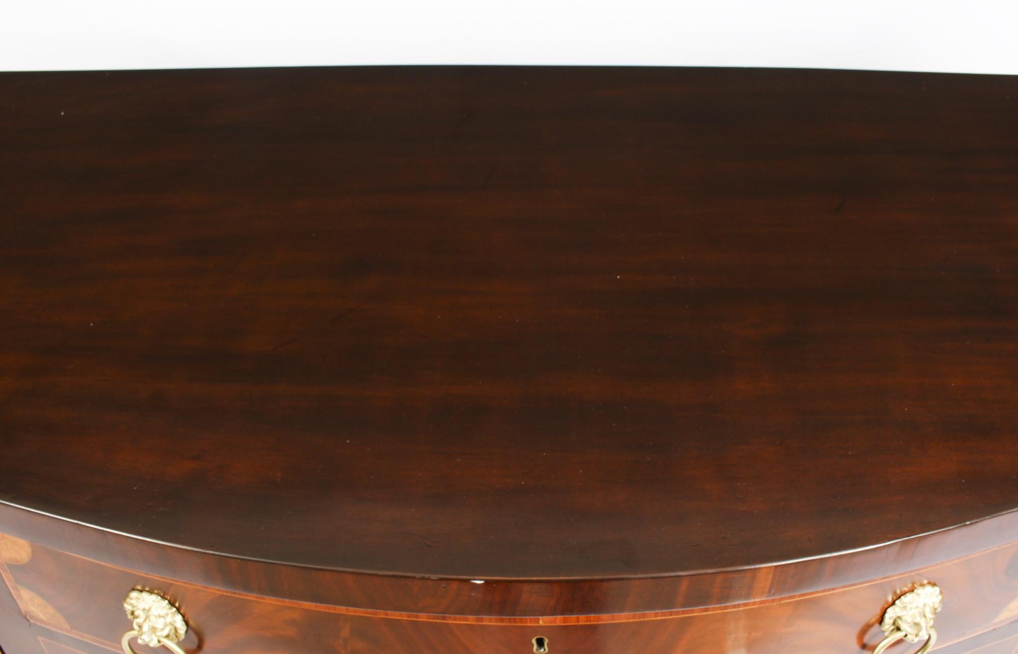 Antique George III Flame Mahogany Serpentine Sideboard, 18th Century In Good Condition For Sale In London, GB