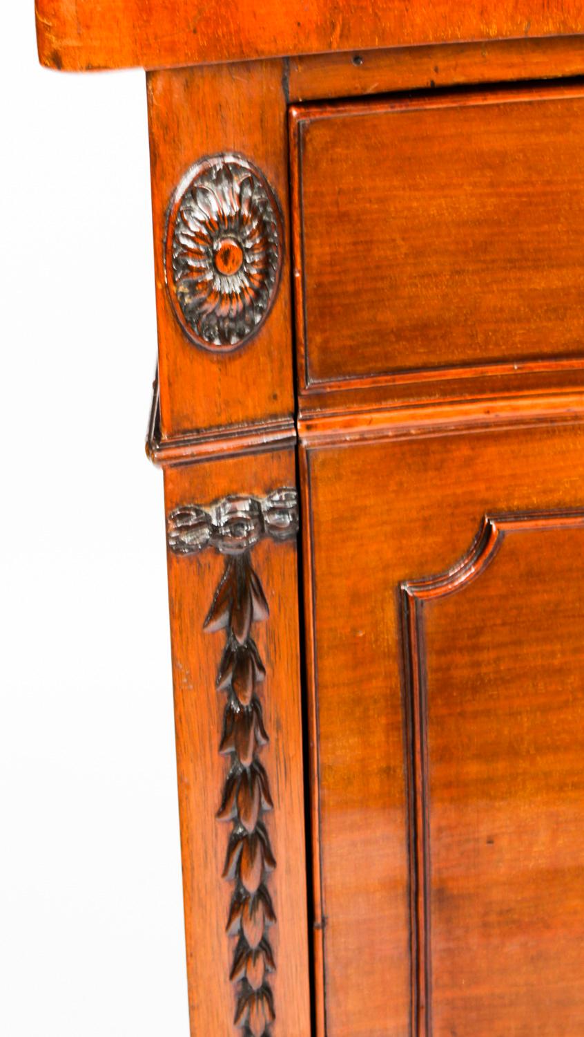 Early 19th Century Antique George III Flame Mahogany Serpentine Sideboard, 19th Century For Sale
