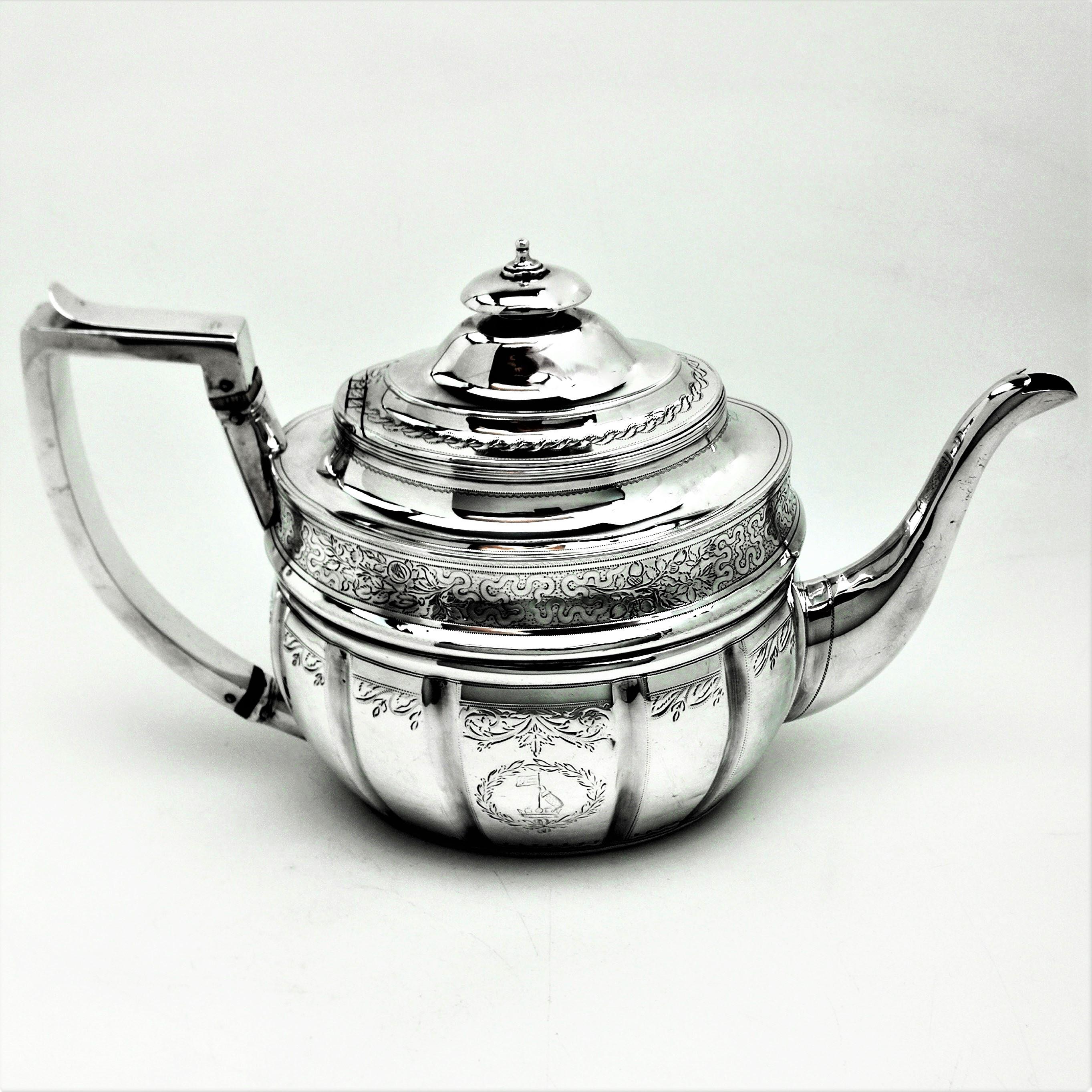 Antique George III Georgian Silver Teapot on Stand 1804 Tea Pot In Good Condition For Sale In London, GB