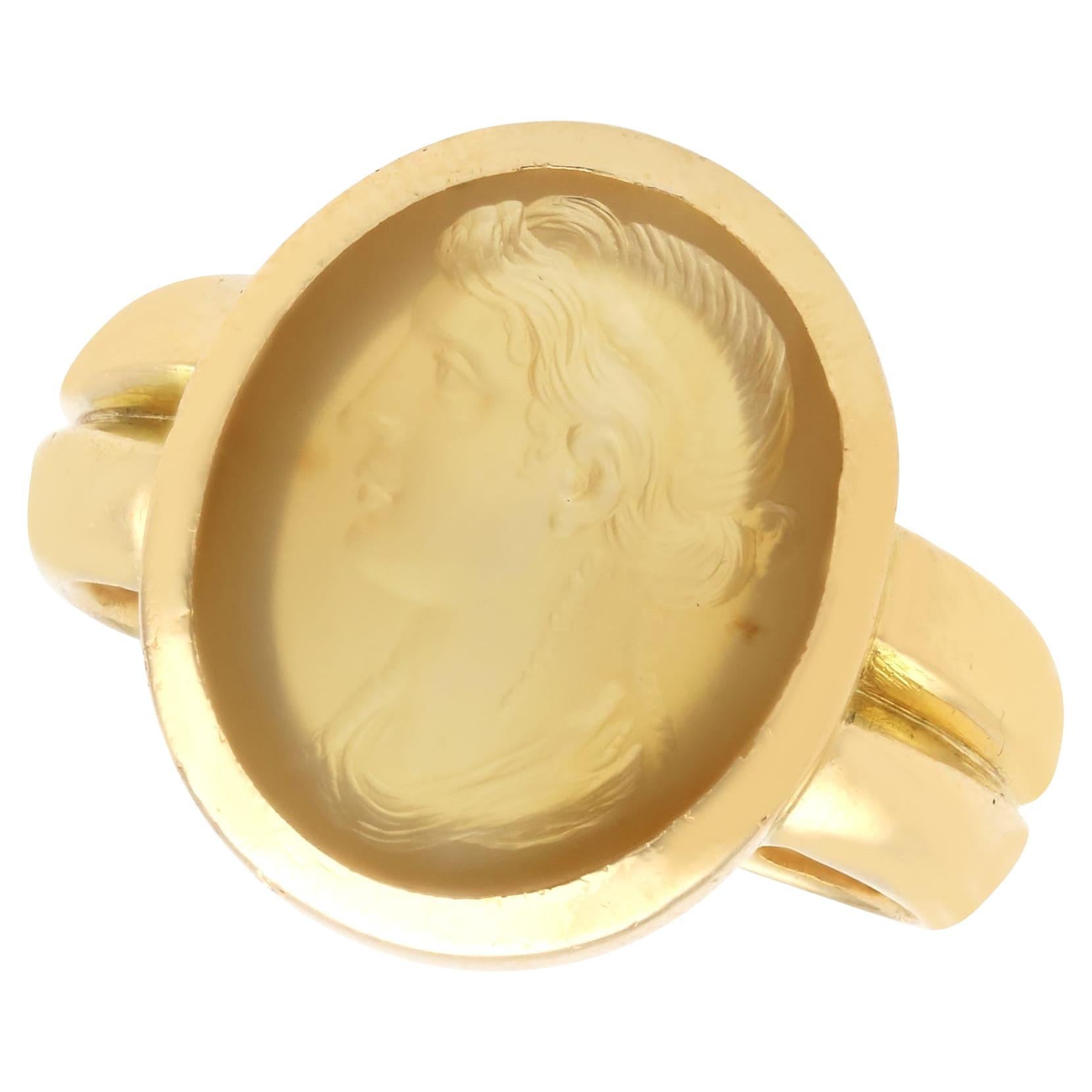 Bague ancienne en pierre dure et intaille en or jaune 18k de George III (1811) en vente