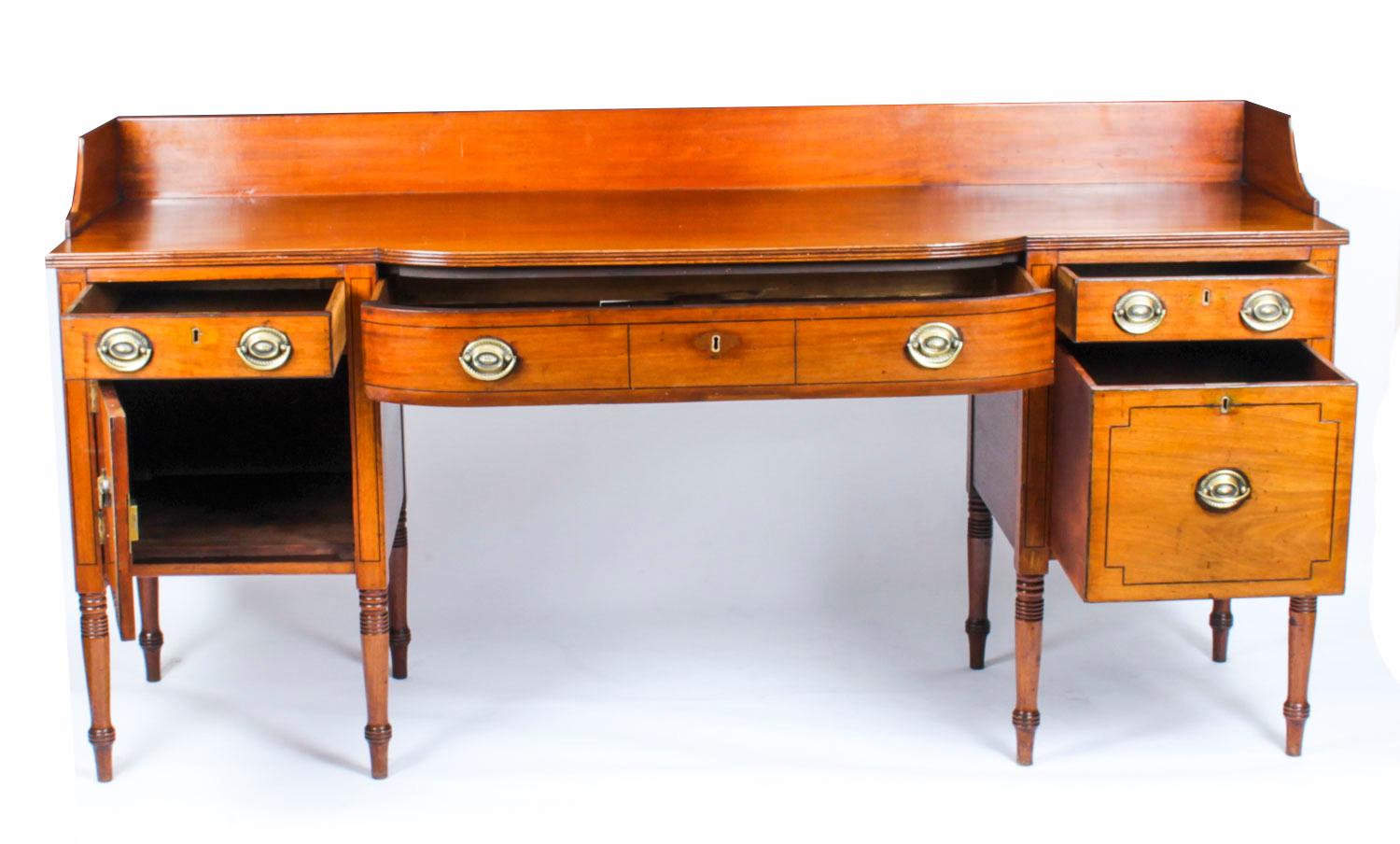 Antique George III Mahogany and Line Inlaid Sideboard, 18th Century For Sale 7
