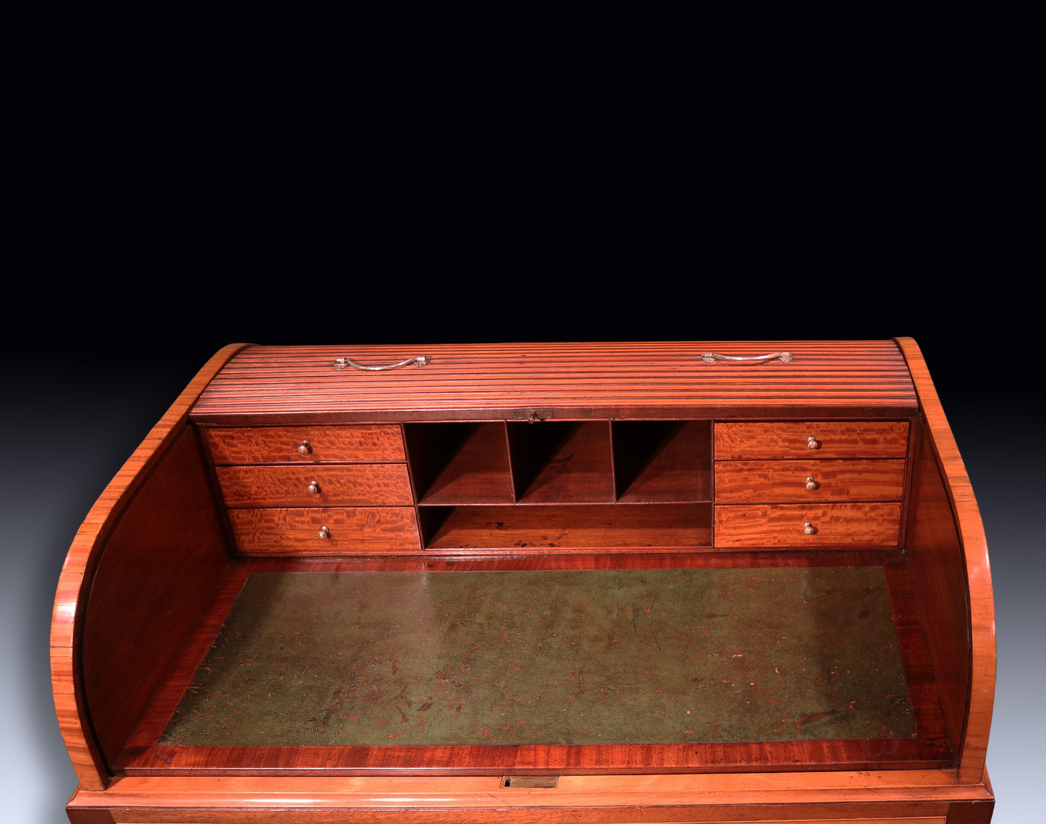 Antiguo escritorio Jorge III de caoba y madera satinada siglo XVIII en venta