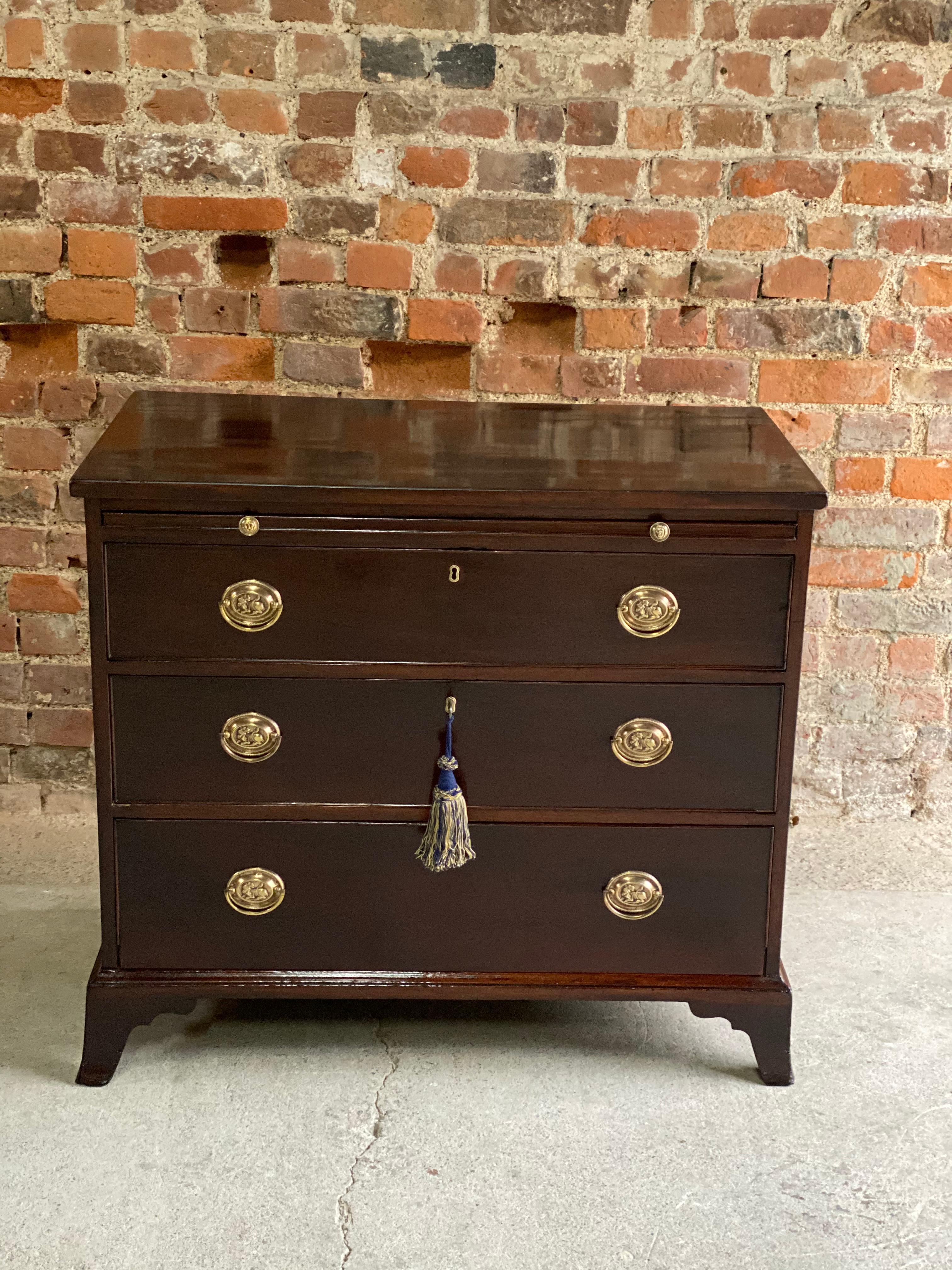 Antique George III Mahogany Bachelor’s Chest of Drawers 19th Century, circa 1830 5