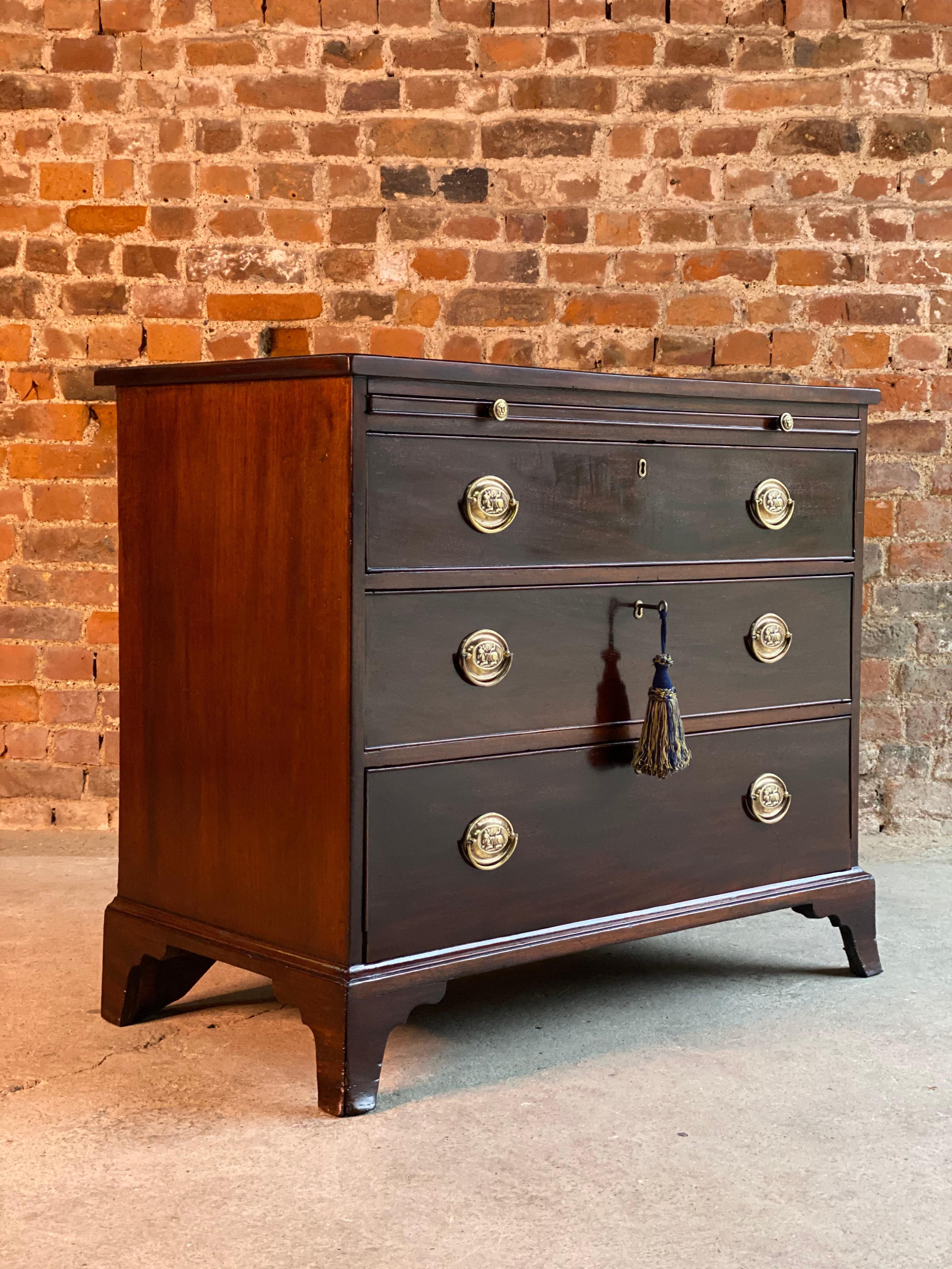 Antique George III Mahogany Bachelor’s Chest of Drawers 19th Century, circa 1830 6