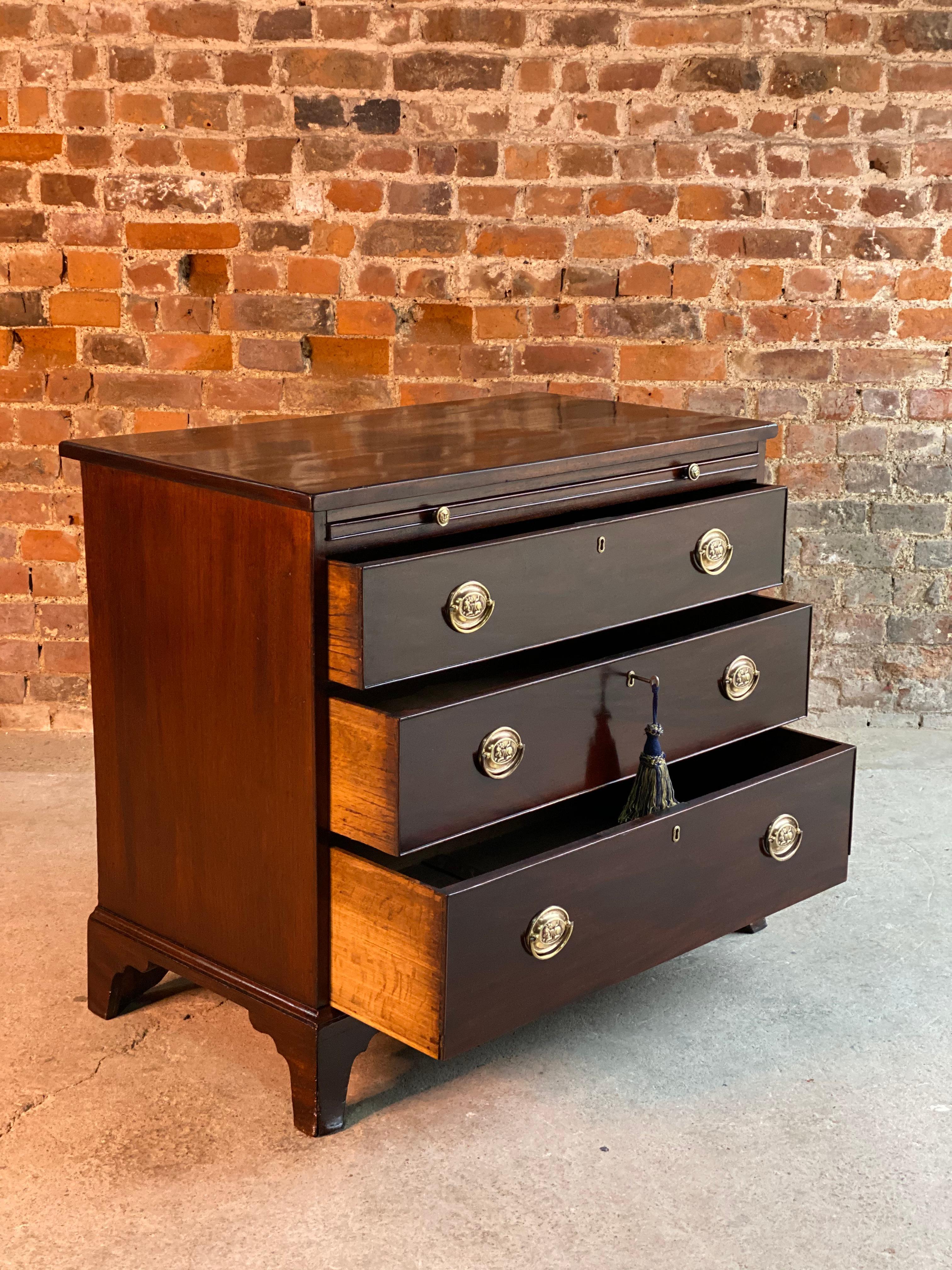 Antique George III Mahogany Bachelor’s Chest of Drawers 19th Century, circa 1830 1