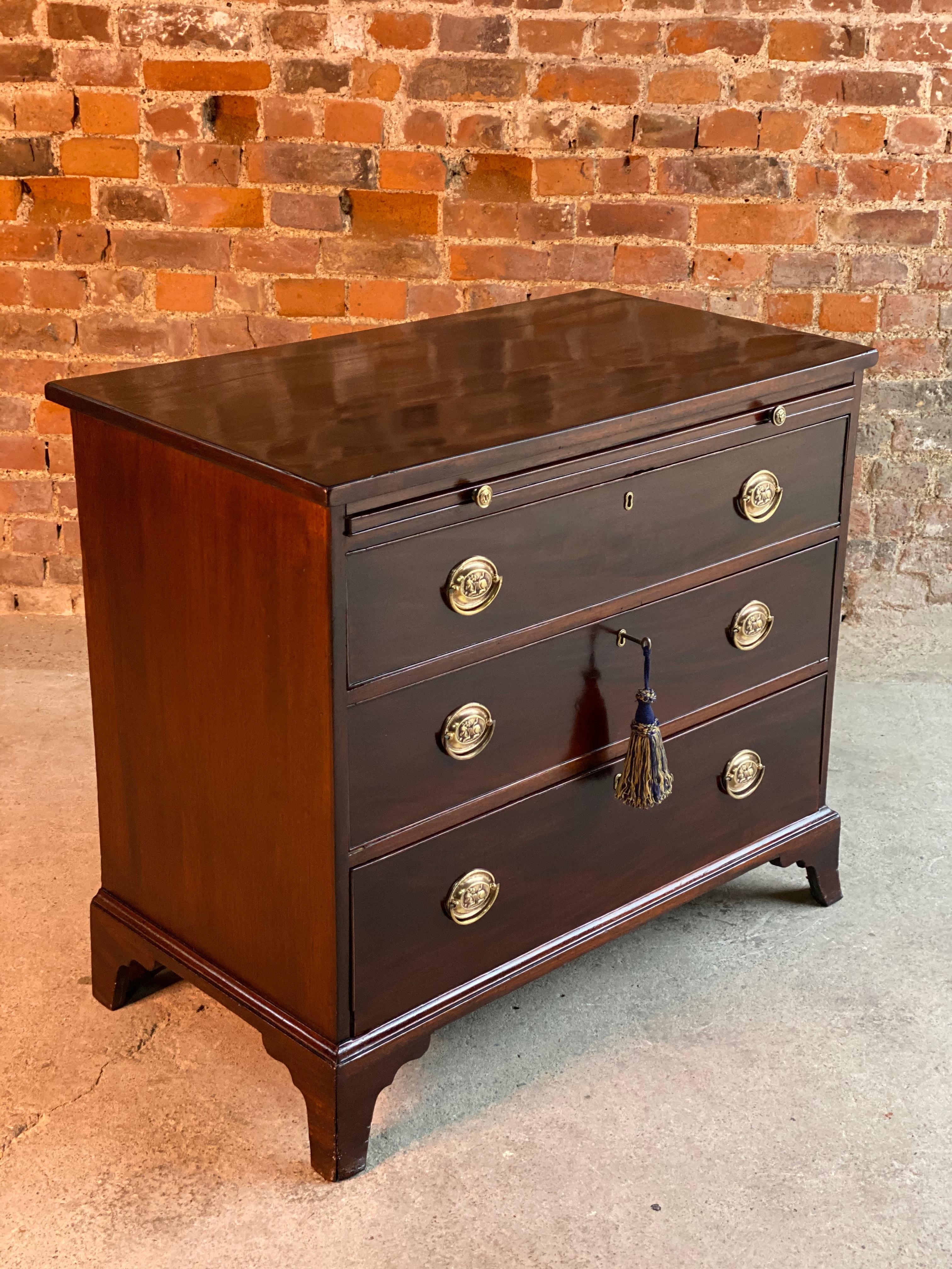 Antique George III Mahogany Bachelor’s Chest of Drawers 19th Century, circa 1830 4