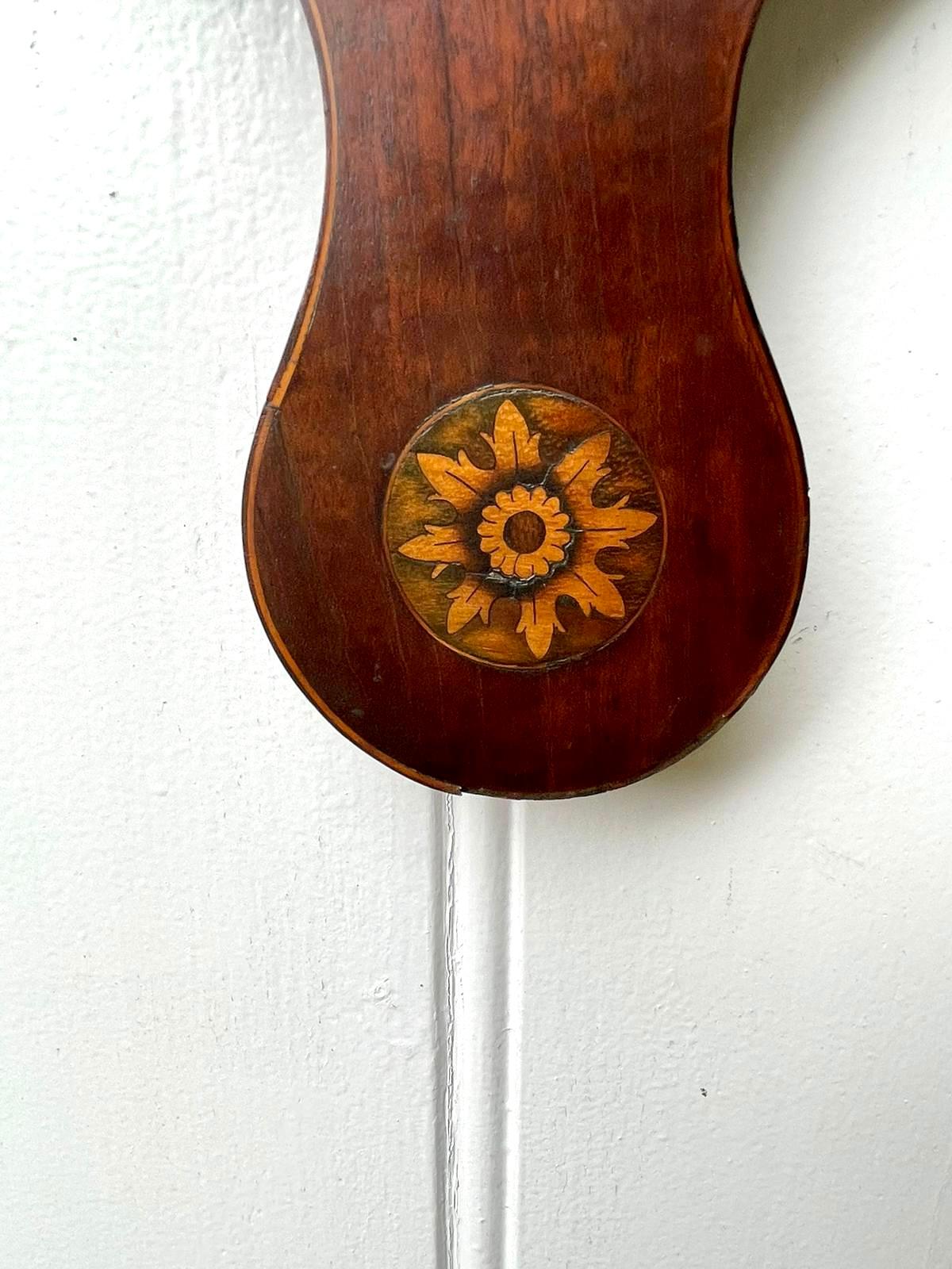 Antike George III Mahagoni-Banjo-Barometer mit einem Split-Giebel mit vier Satinholz eingelegt Muscheln und Satinholz eingelegt Bespannung der geformten Fall mit einem 9-Zoll-Messing-Zifferblatt beschriftet 