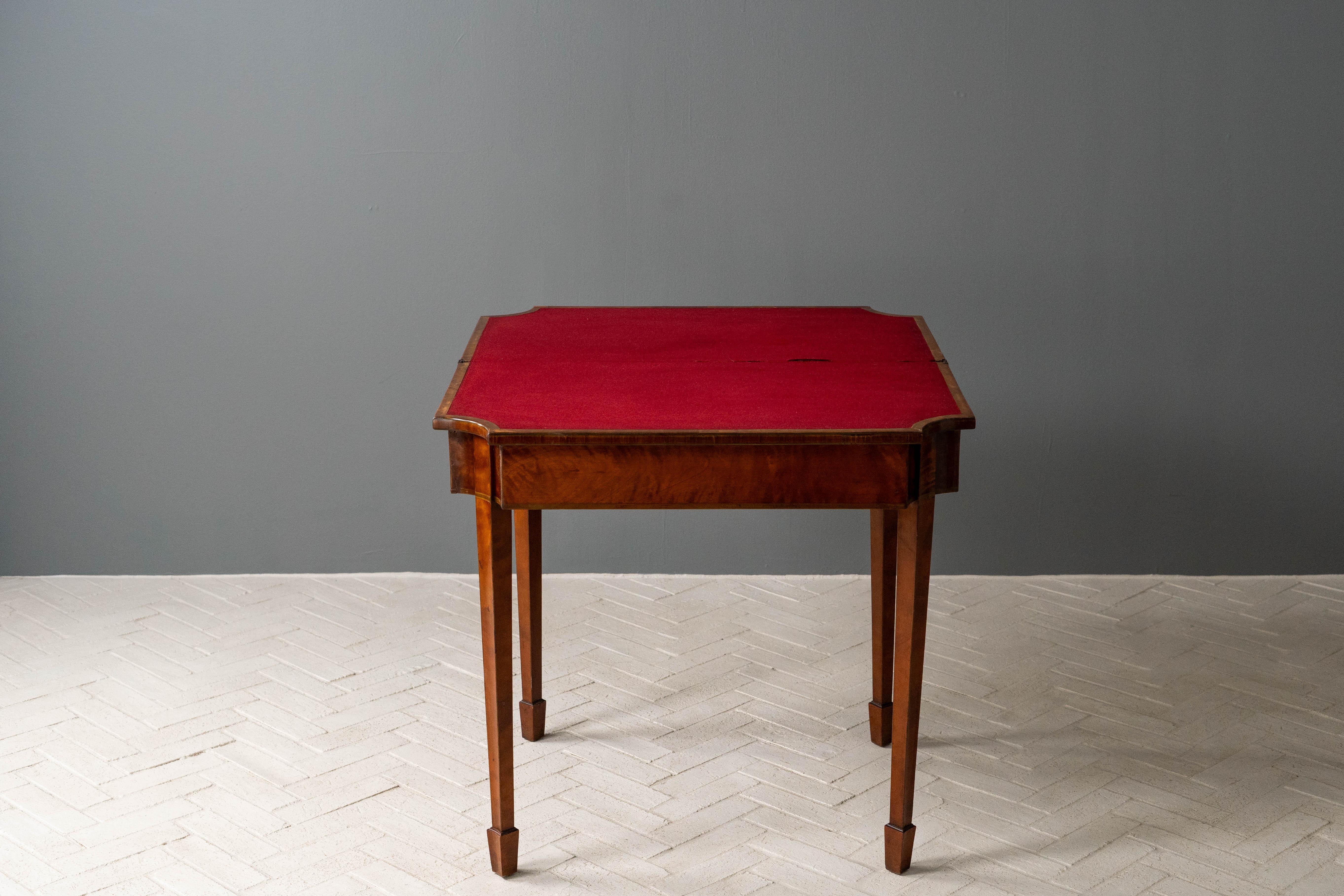 Anglais Ancienne table à cartes en acajou George III en vente