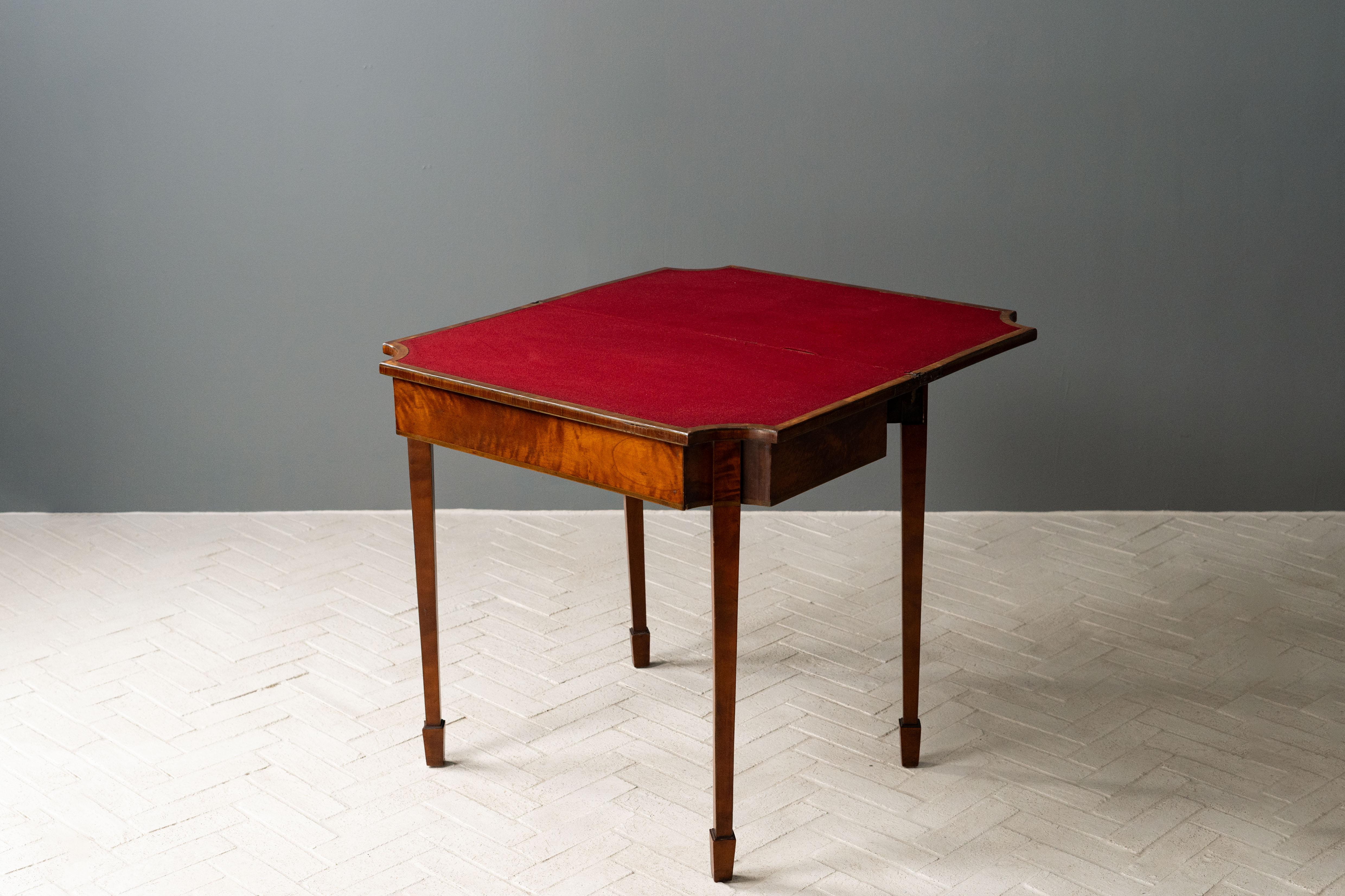 Incrusté Ancienne table à cartes en acajou George III en vente