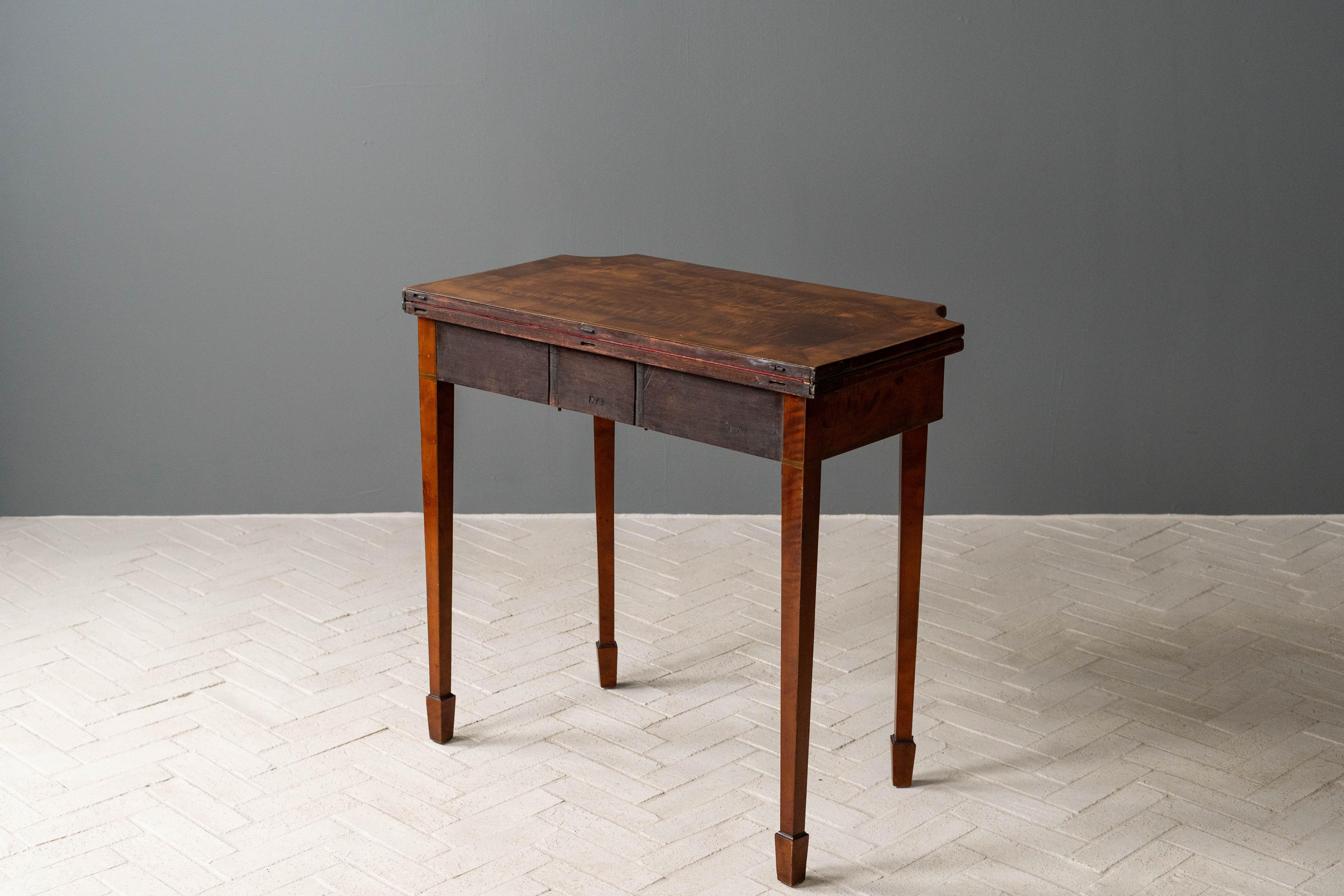 Feutre Ancienne table à cartes en acajou George III en vente